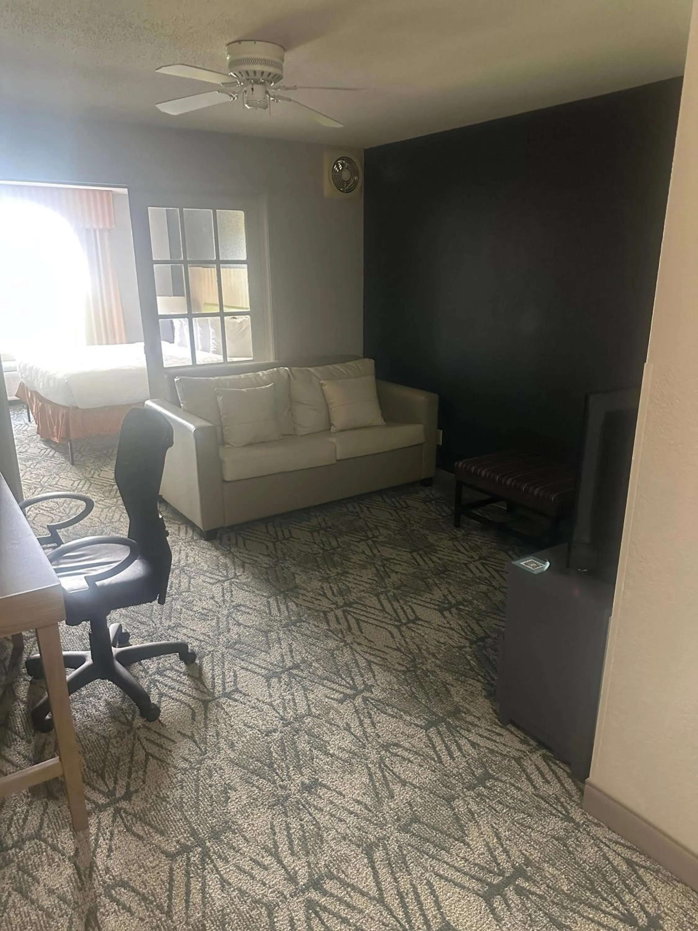 Bedroom in Country Inn & Suites by Radisson, Bloomington-Normal West, IL