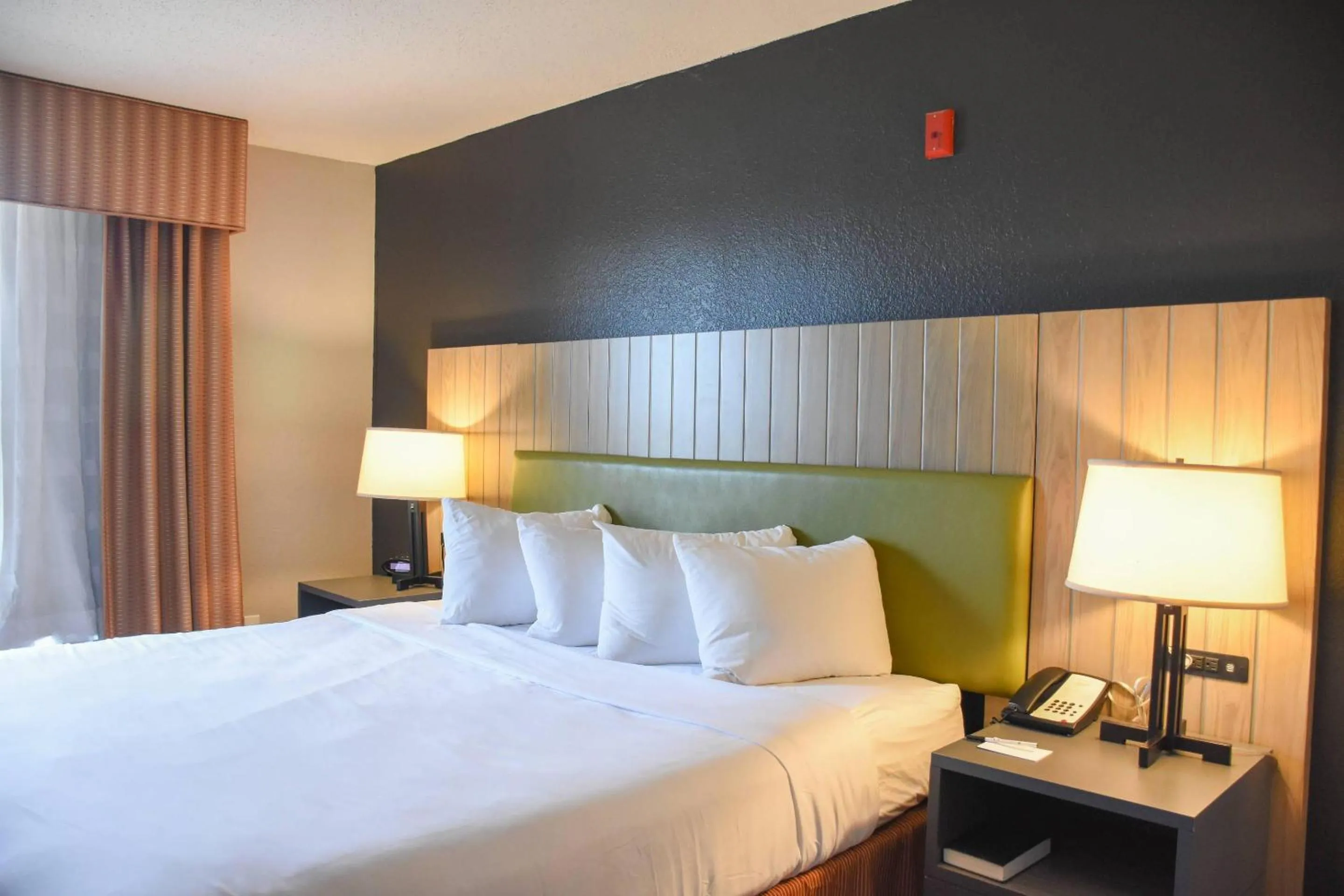 Bedroom, Bed in Country Inn & Suites by Radisson, Bloomington-Normal West, IL