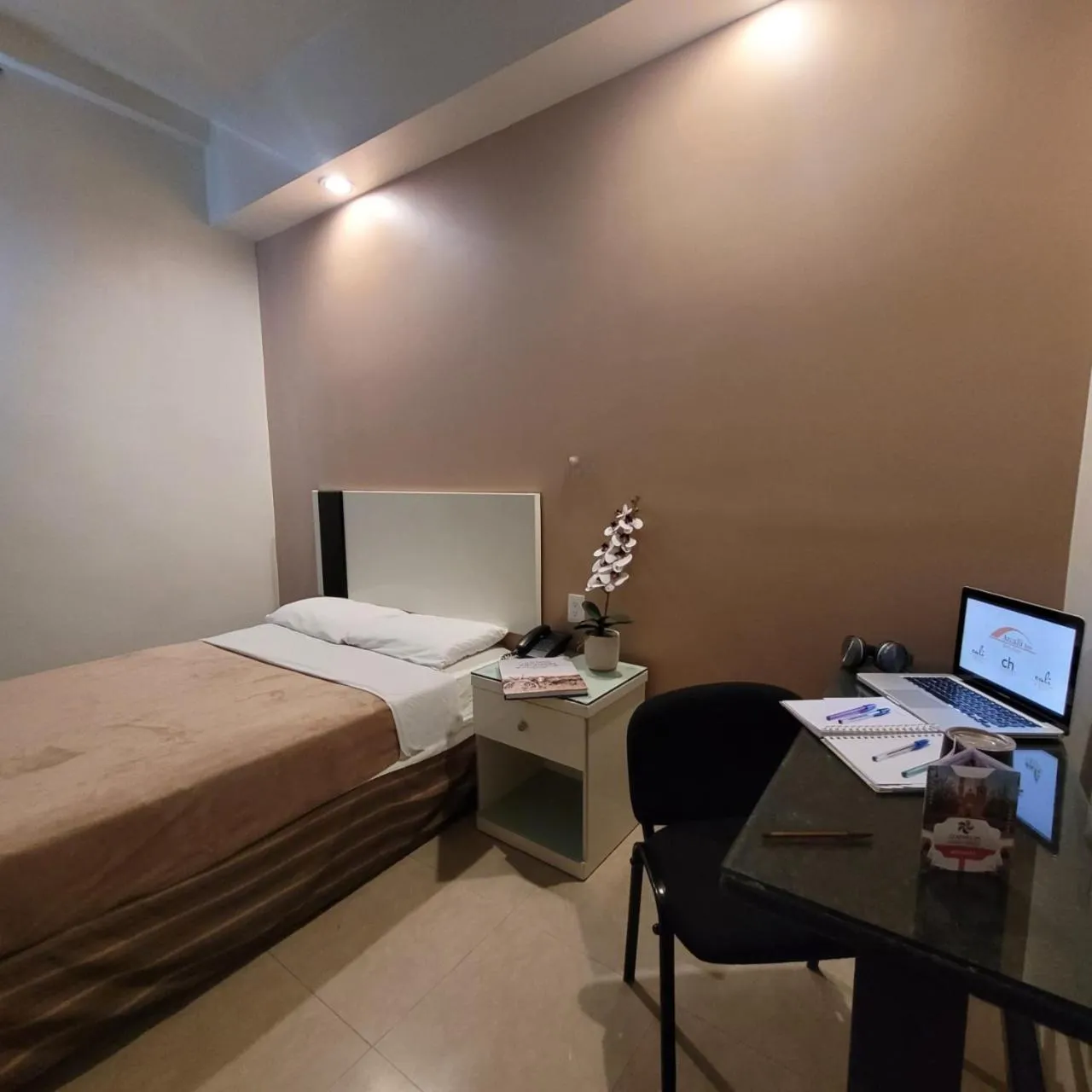 Bed in Hotel Cali Blvd.