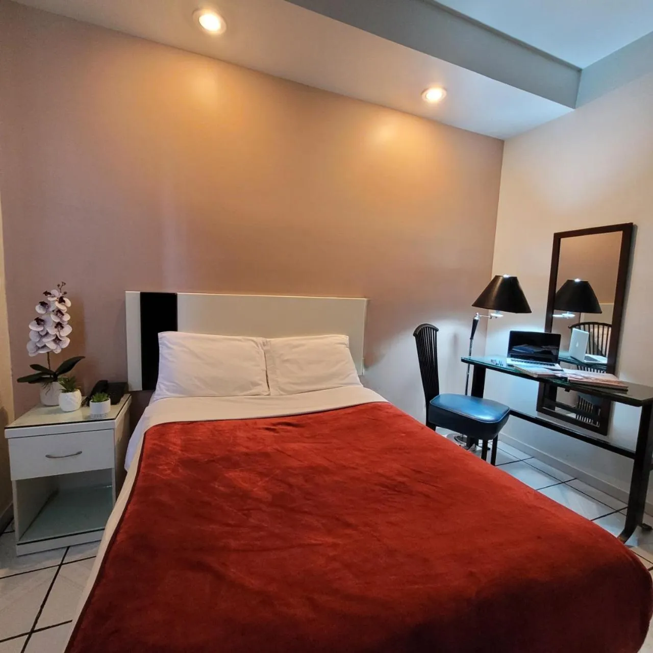 Bed in Hotel Cali Blvd.