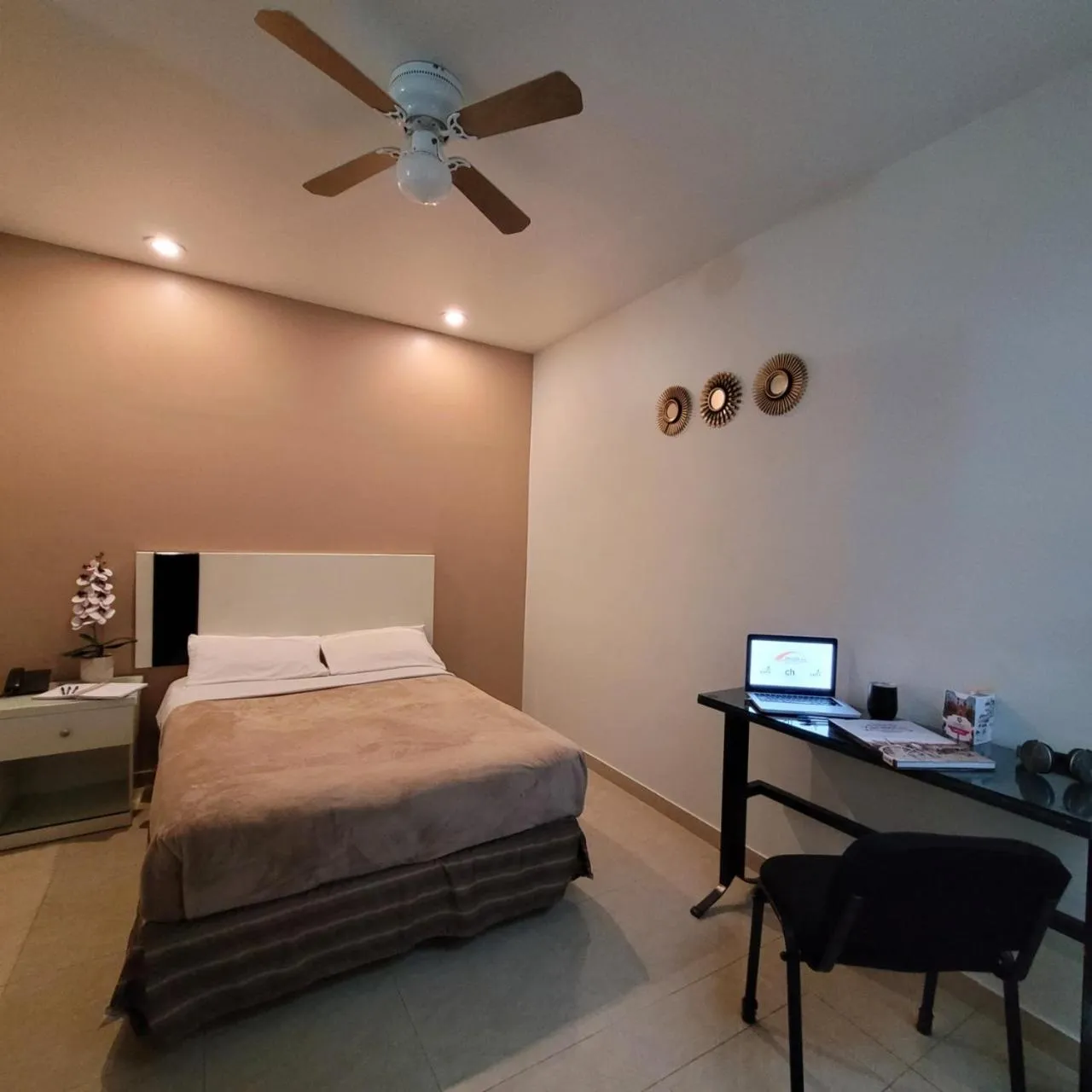 Bed in Hotel Cali Blvd.