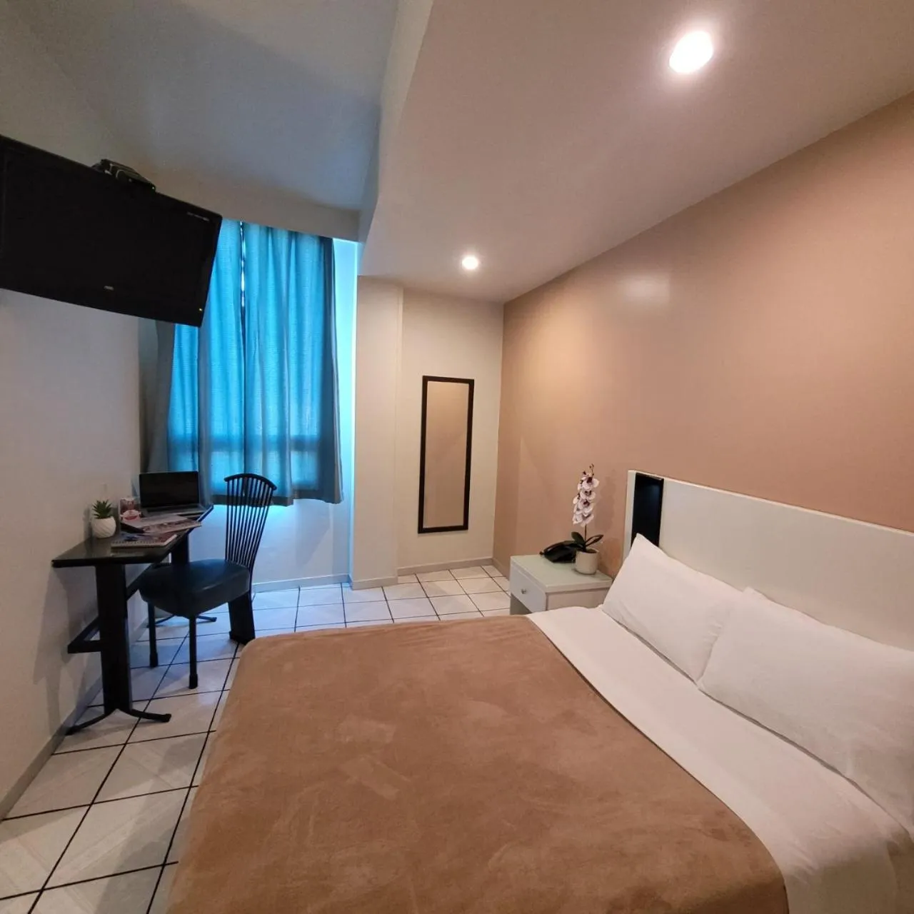 Bed in Hotel Cali Blvd.