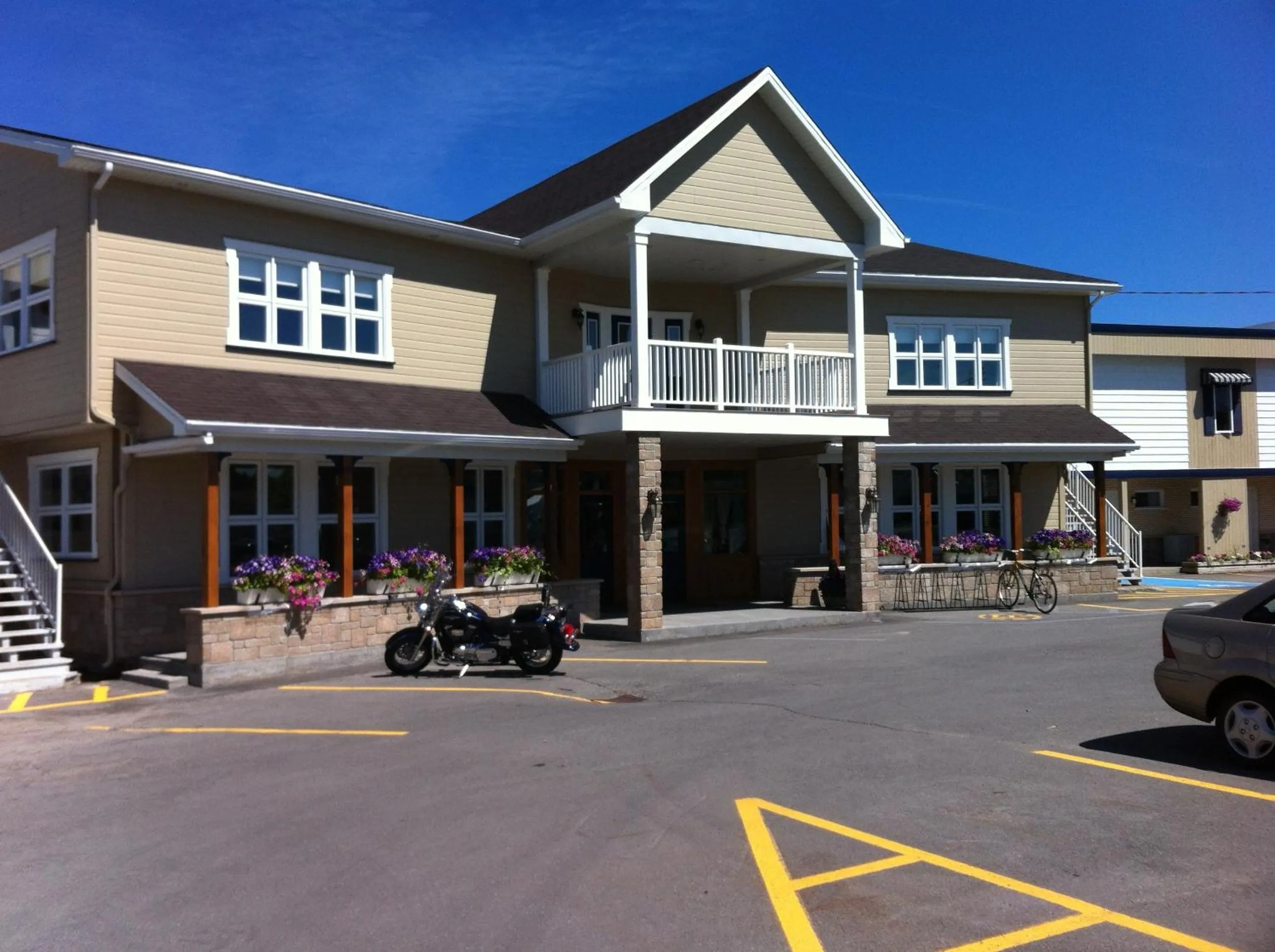 Facade/entrance in Le Gaspesiana
