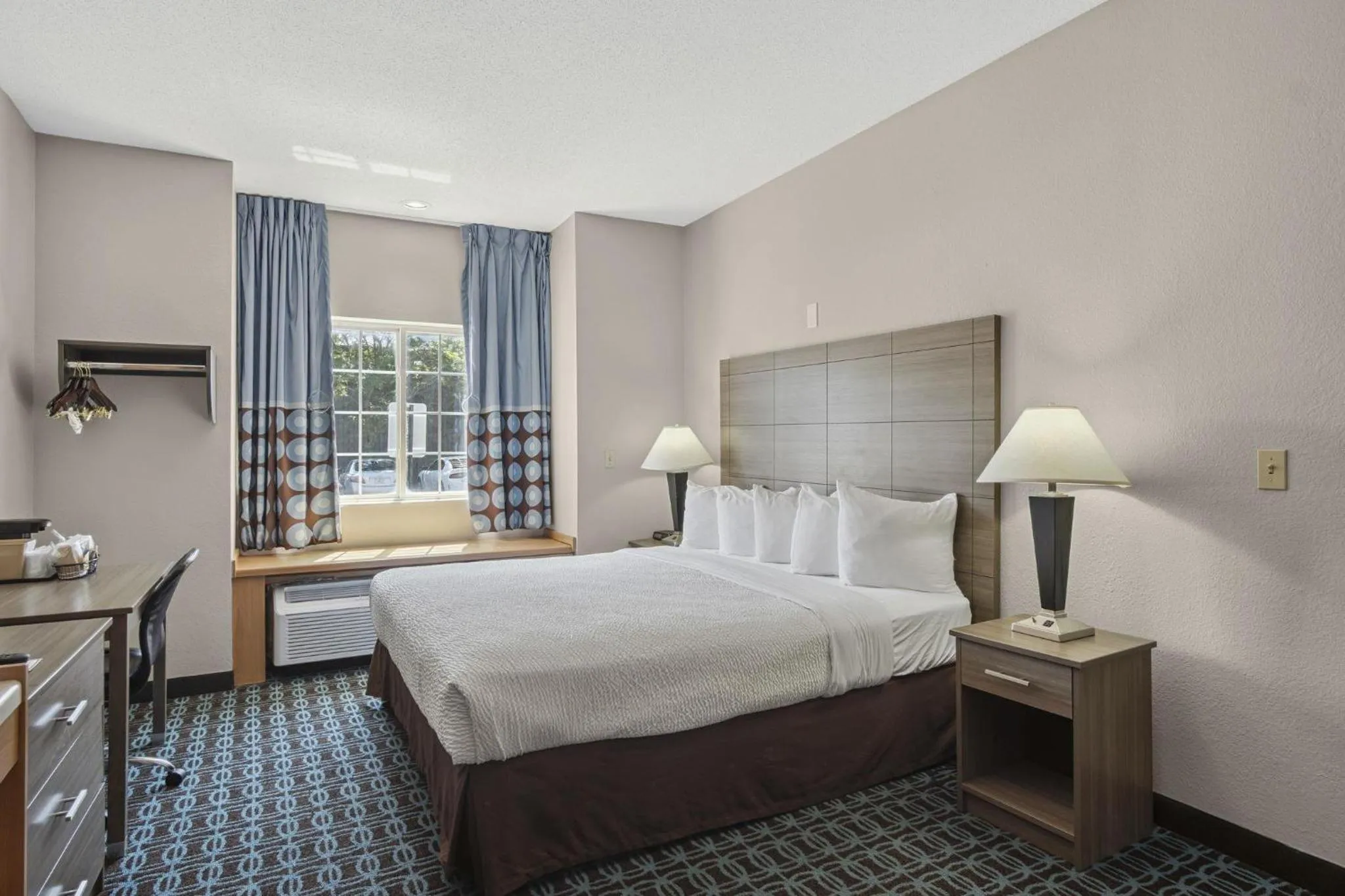 Bedroom, Bed in Sonesta Essential Hotels & Suites Kansas City Blue Springs