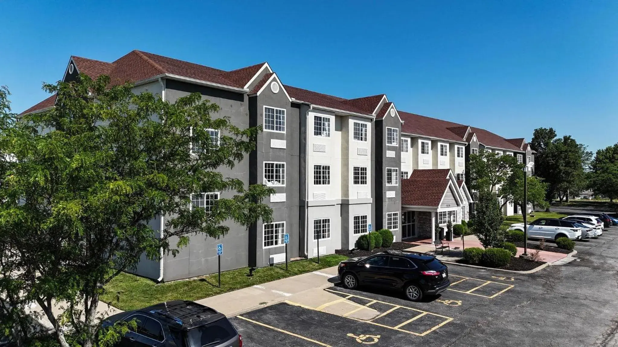 Property building in Sonesta Essential Hotels & Suites Kansas City Blue Springs Property building in Sonesta Essential Hotels & Suites Kansas City Blue Springs