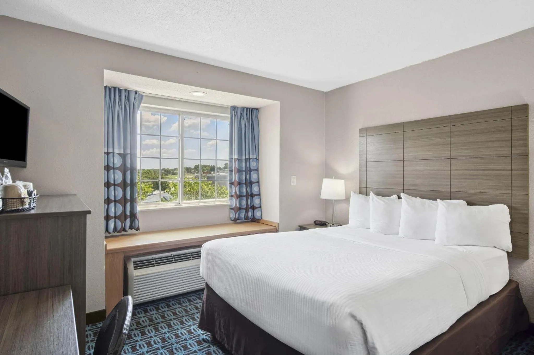 Bedroom, Bed in Sonesta Essential Hotels & Suites Kansas City Blue Springs