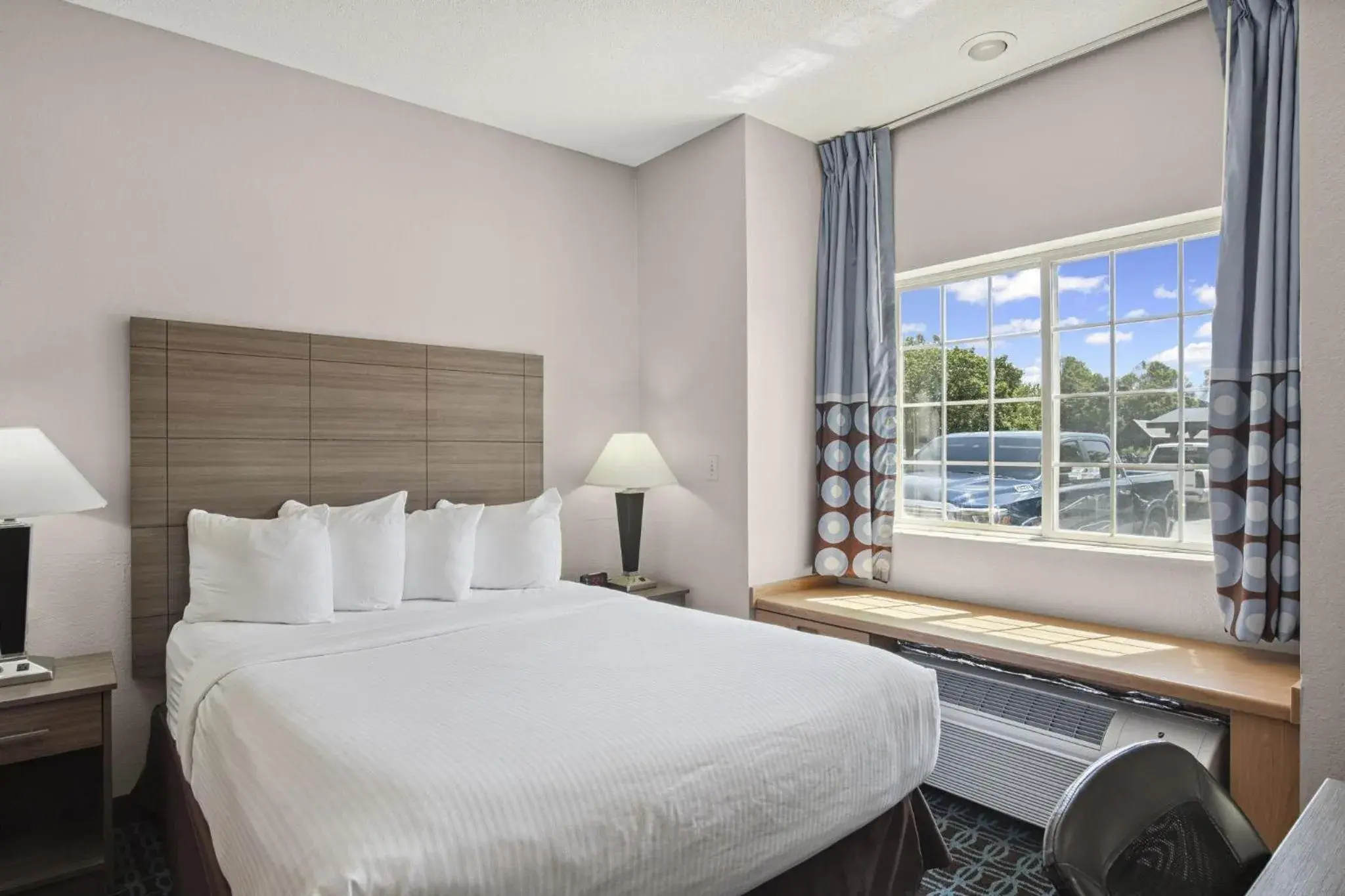 Bedroom, Bed in Sonesta Essential Hotels & Suites Kansas City Blue Springs Bedroom, Bed in Sonesta Essential Hotels & Suites Kansas City Blue Springs