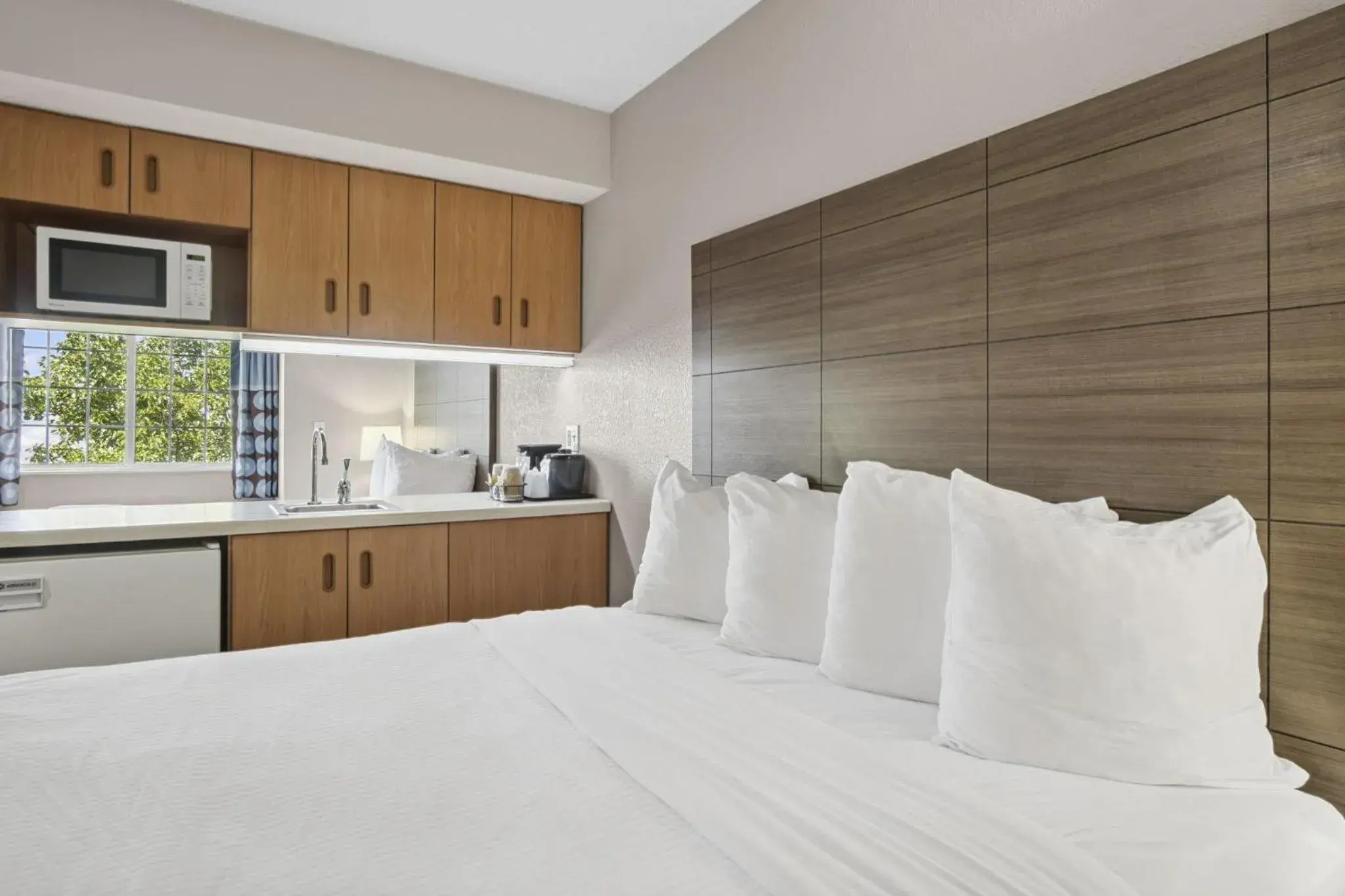 Bedroom, Bed in Sonesta Essential Hotels & Suites Kansas City Blue Springs Bedroom, Bed in Sonesta Essential Hotels & Suites Kansas City Blue Springs