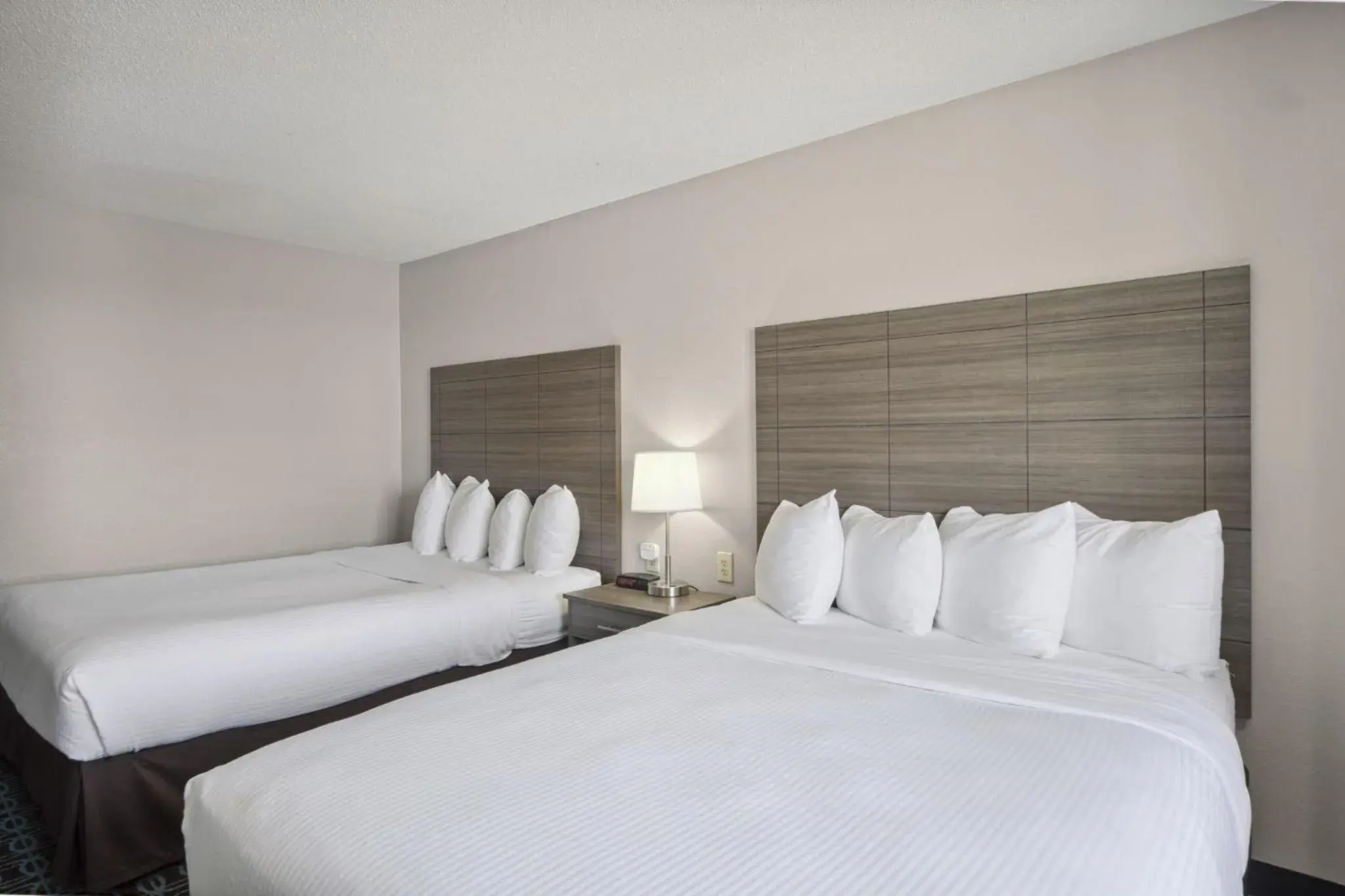 Bedroom, Bed in Sonesta Essential Hotels & Suites Kansas City Blue Springs Bedroom, Bed in Sonesta Essential Hotels & Suites Kansas City Blue Springs