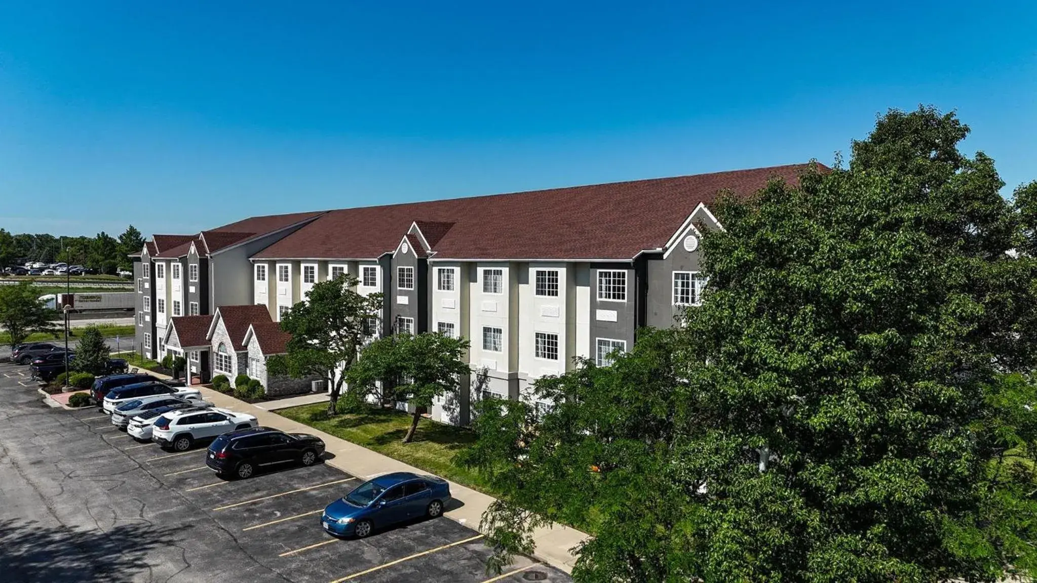 Property building in Sonesta Essential Hotels & Suites Kansas City Blue Springs Property building in Sonesta Essential Hotels & Suites Kansas City Blue Springs