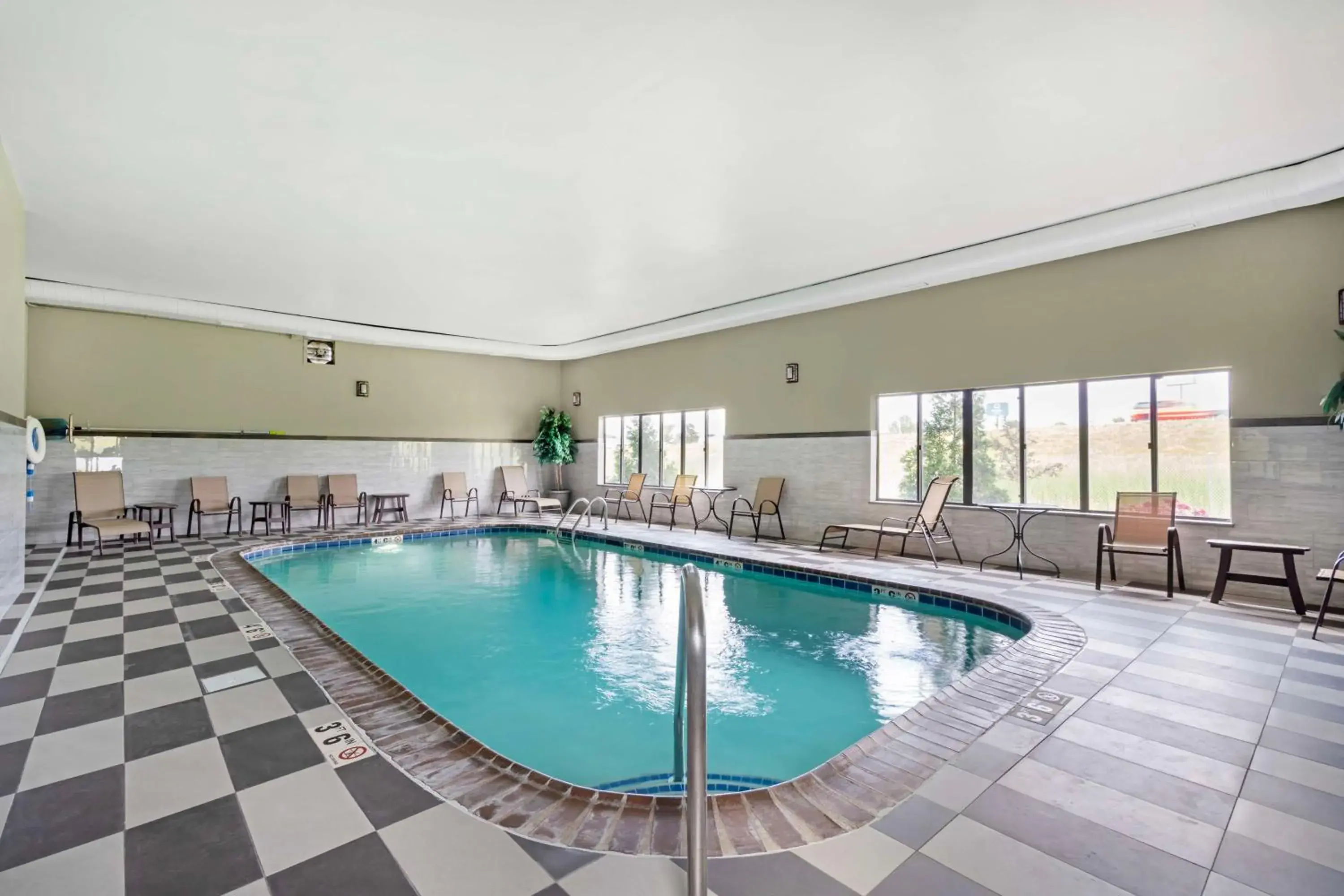 Pool view in Best Western Morton Inn Pool view in Best Western Morton Inn