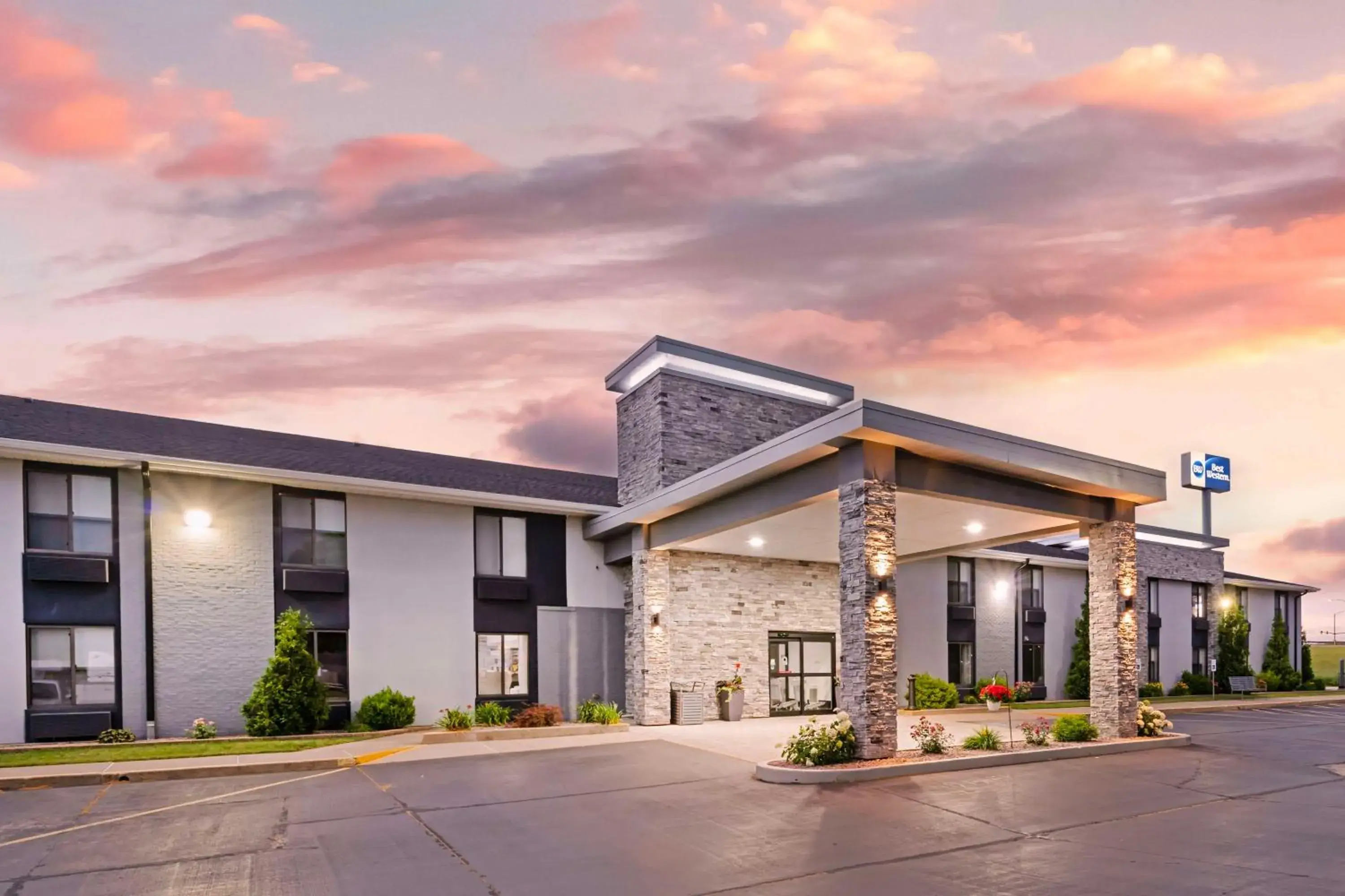Property building in Best Western Morton Inn Property building in Best Western Morton Inn
