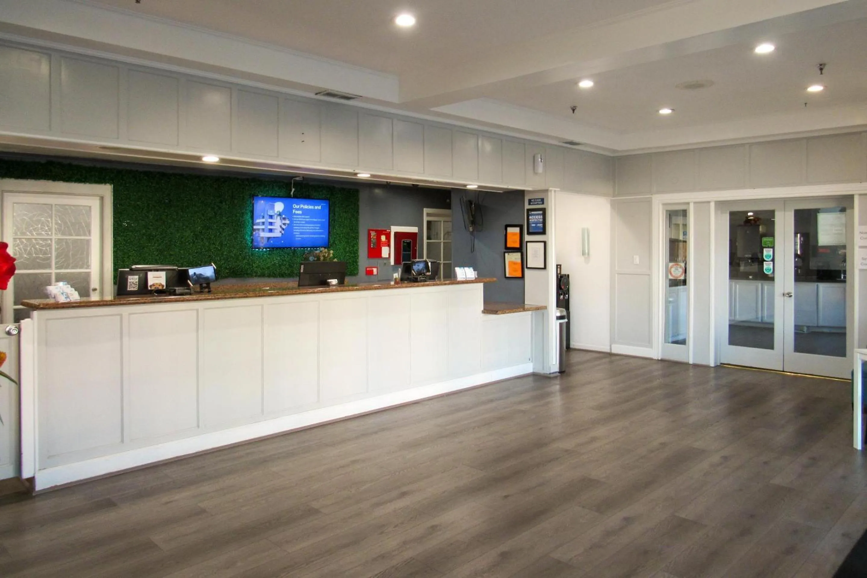 Lobby or reception in Capri Suites Anaheim