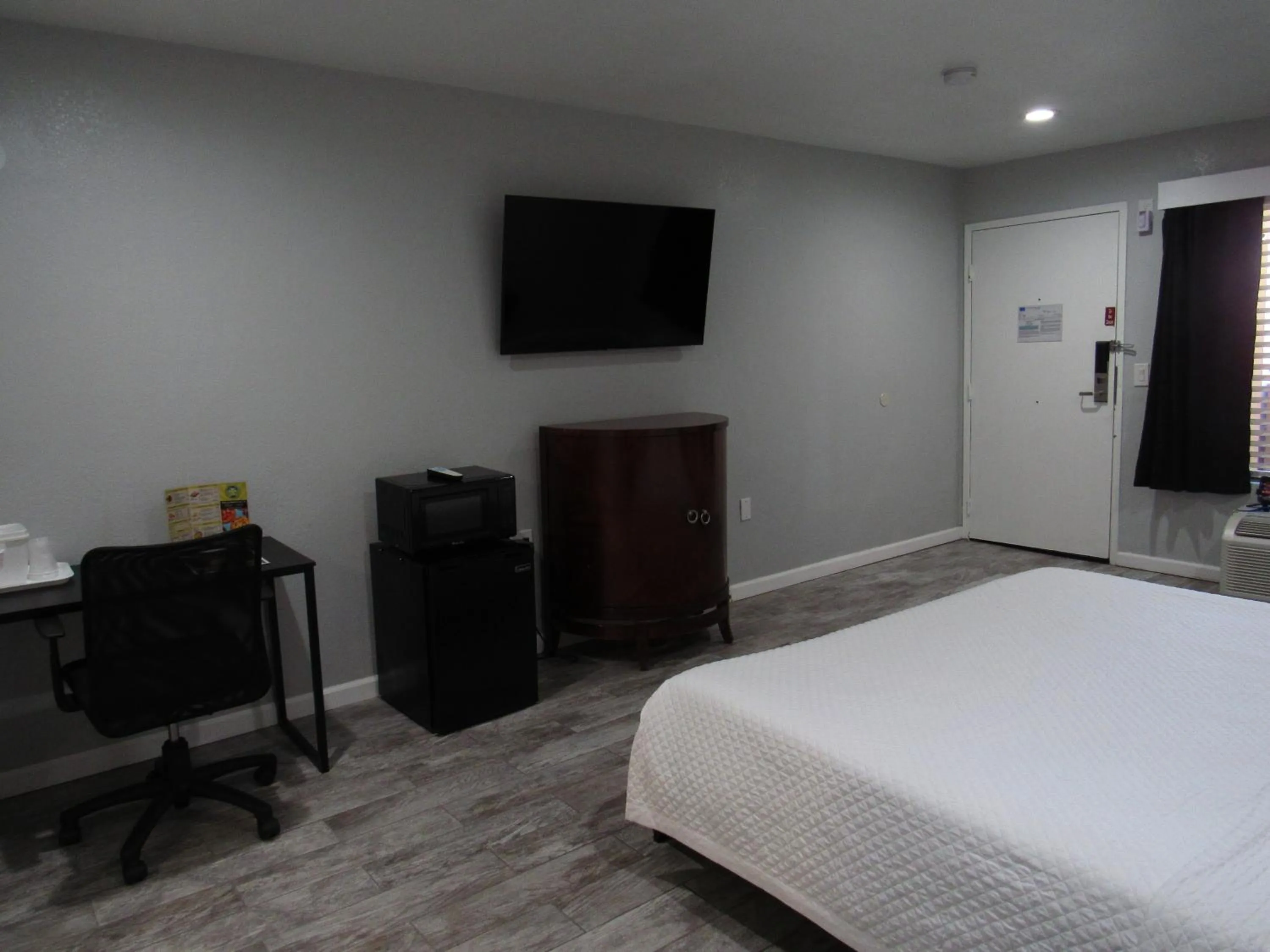 Bed in Capri Suites Anaheim