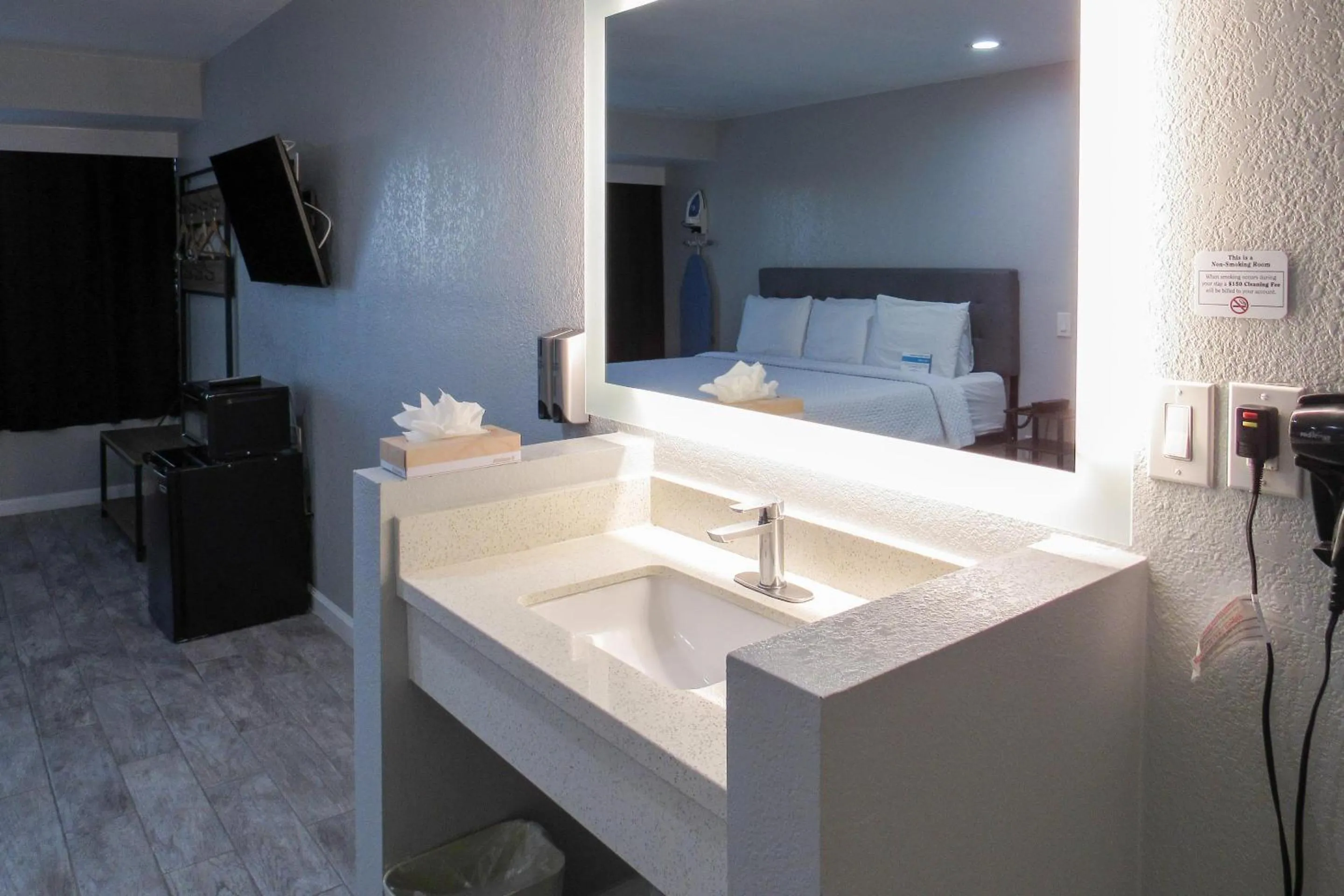 Bedroom, Bed in Capri Suites Anaheim