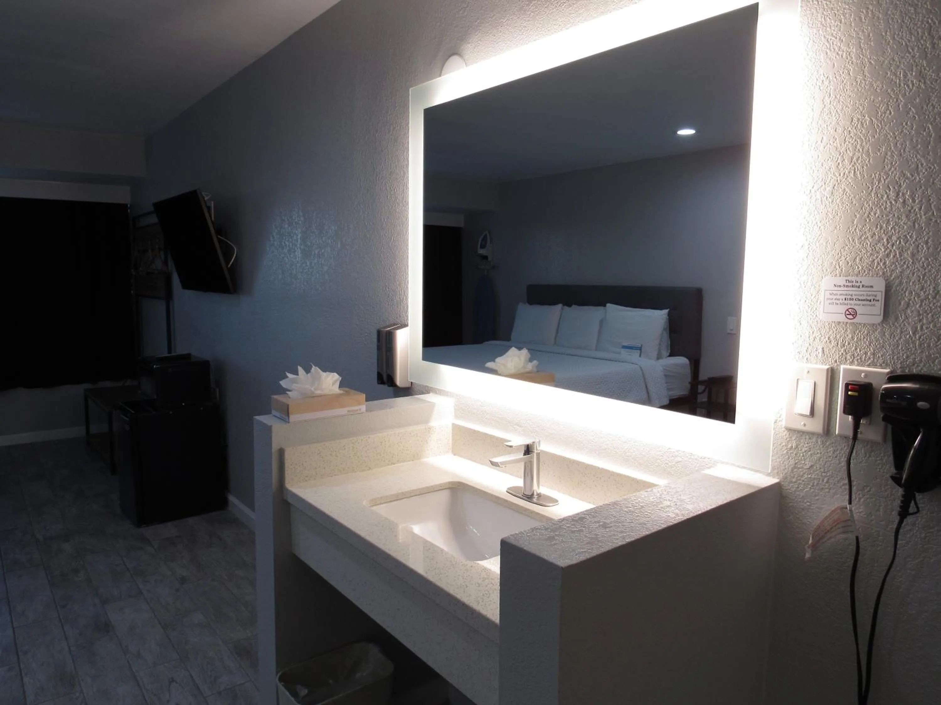 Communal lounge/ TV room, Bed in Capri Suites Anaheim