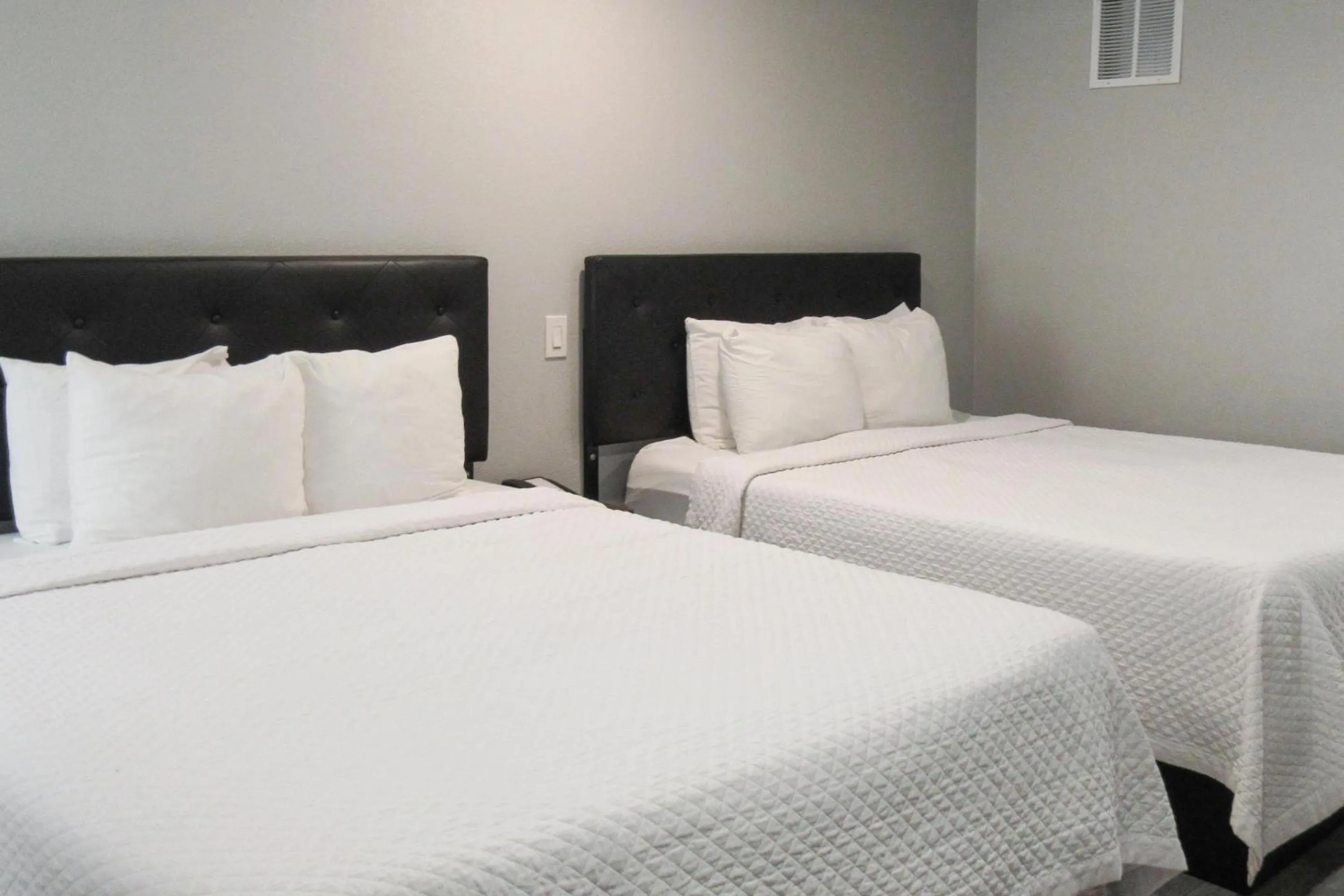 Bedroom, Bed in Capri Suites Anaheim