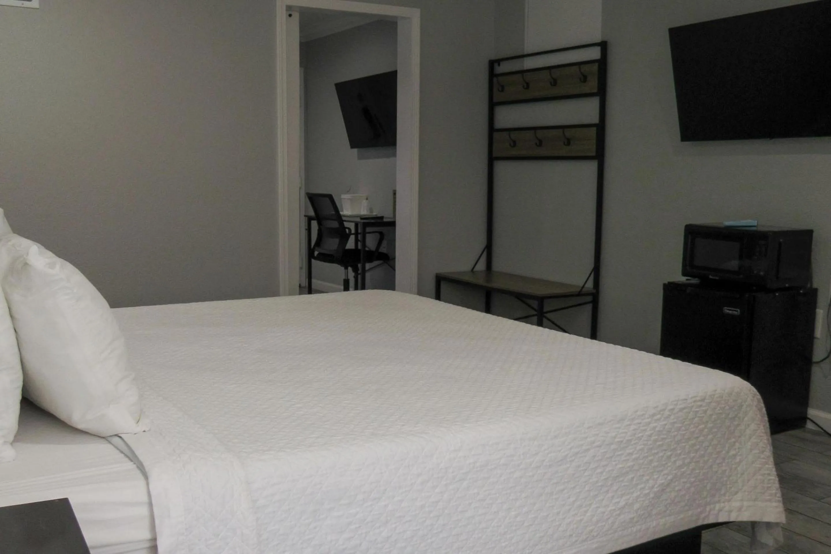 Bedroom, Bed in Capri Suites Anaheim