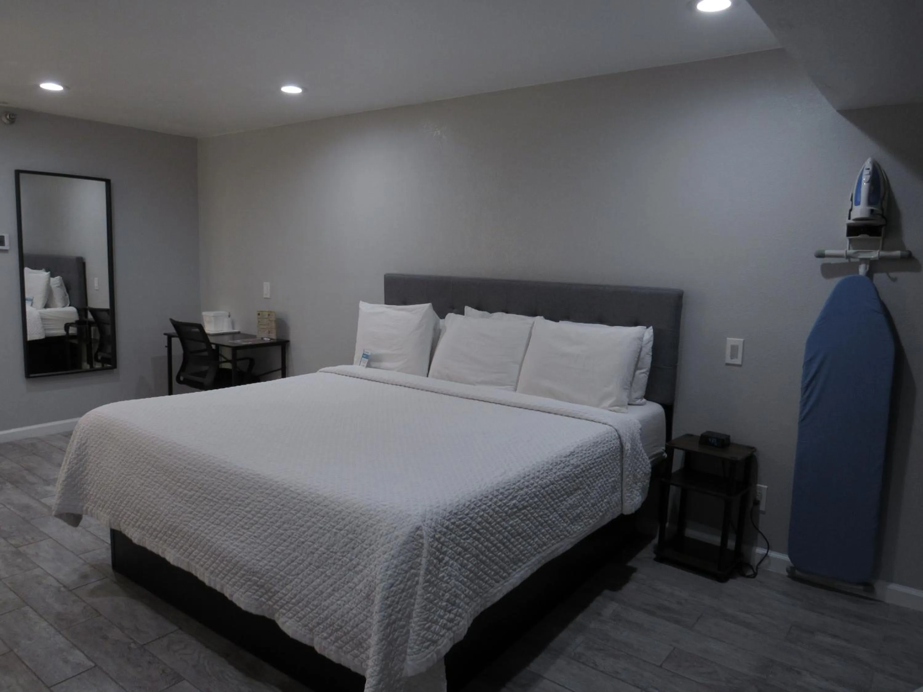 Bedroom, Bed in Capri Suites Anaheim