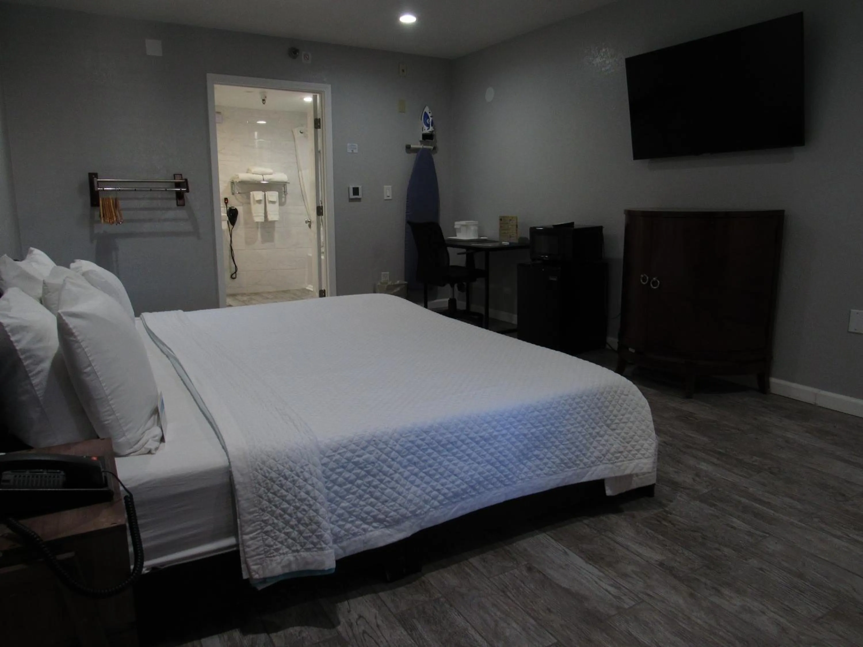 Bed in Capri Suites Anaheim