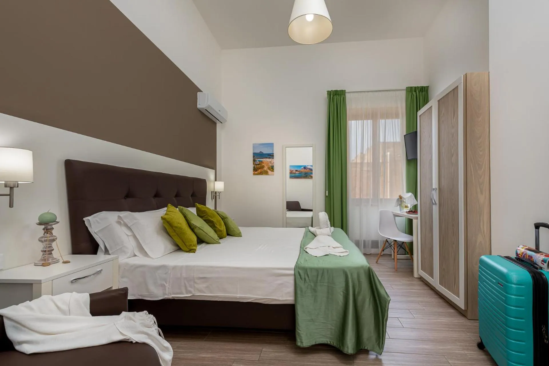 Bedroom, Bed in Blueeyes