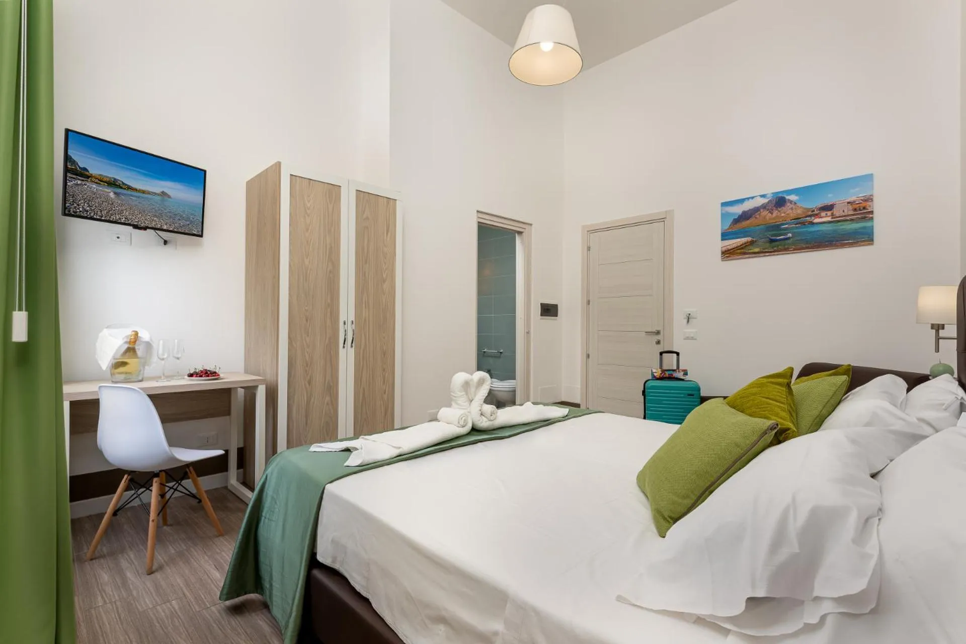 Bedroom, Bed in Blueeyes