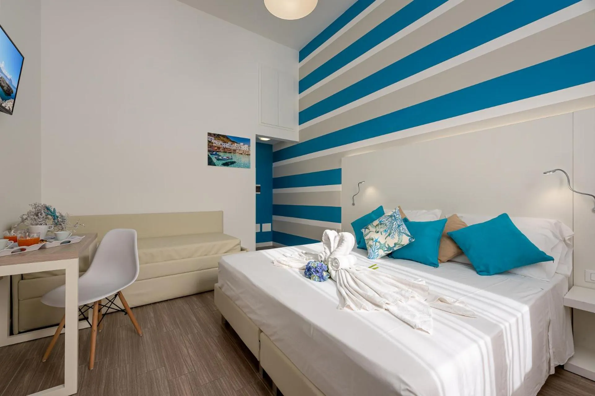 Bedroom, Bed in Blueeyes