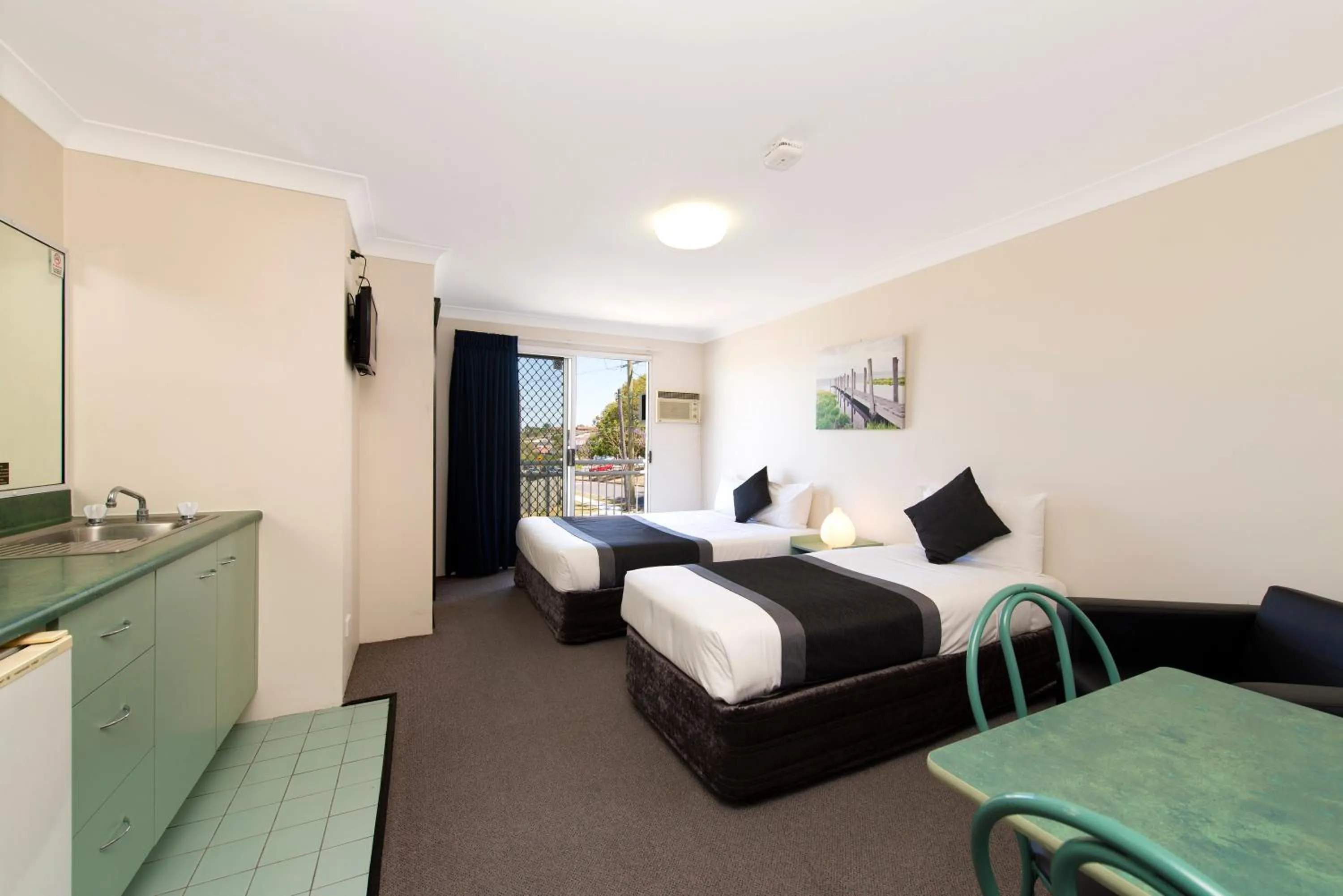 Balcony/Terrace, Bed in Chermside Court Motel