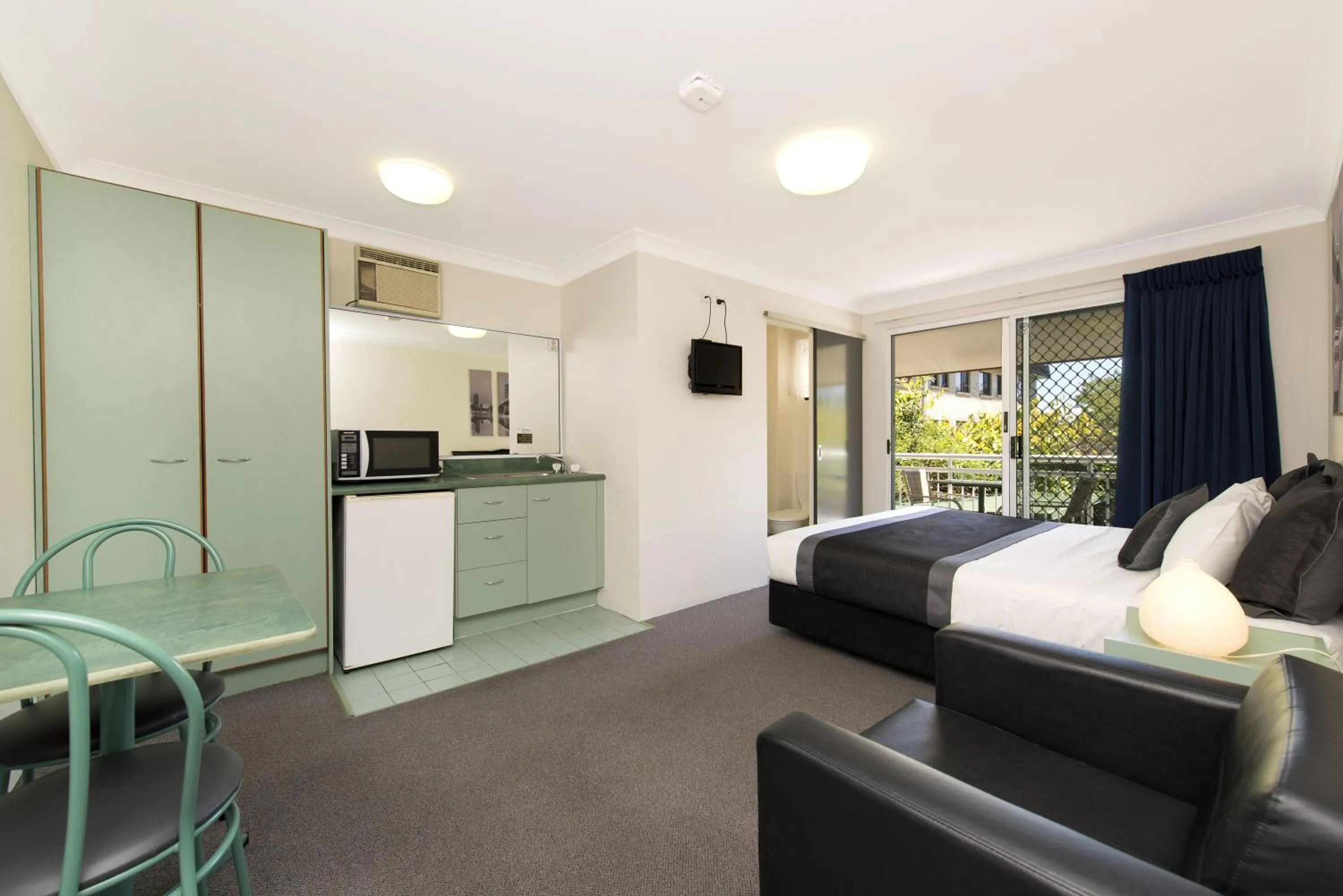 TV and multimedia, Bed in Chermside Court Motel