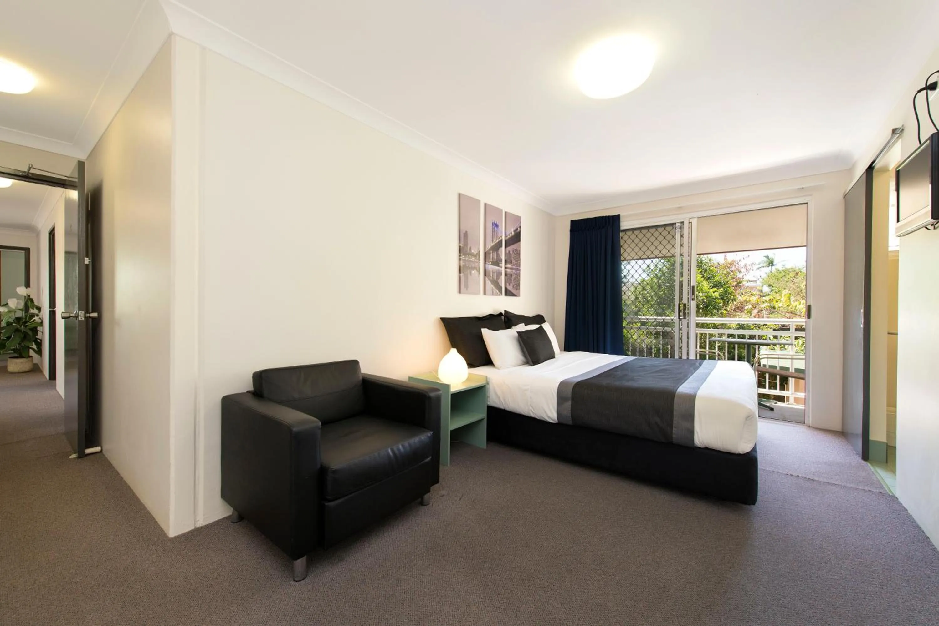 TV and multimedia, Bed in Chermside Court Motel