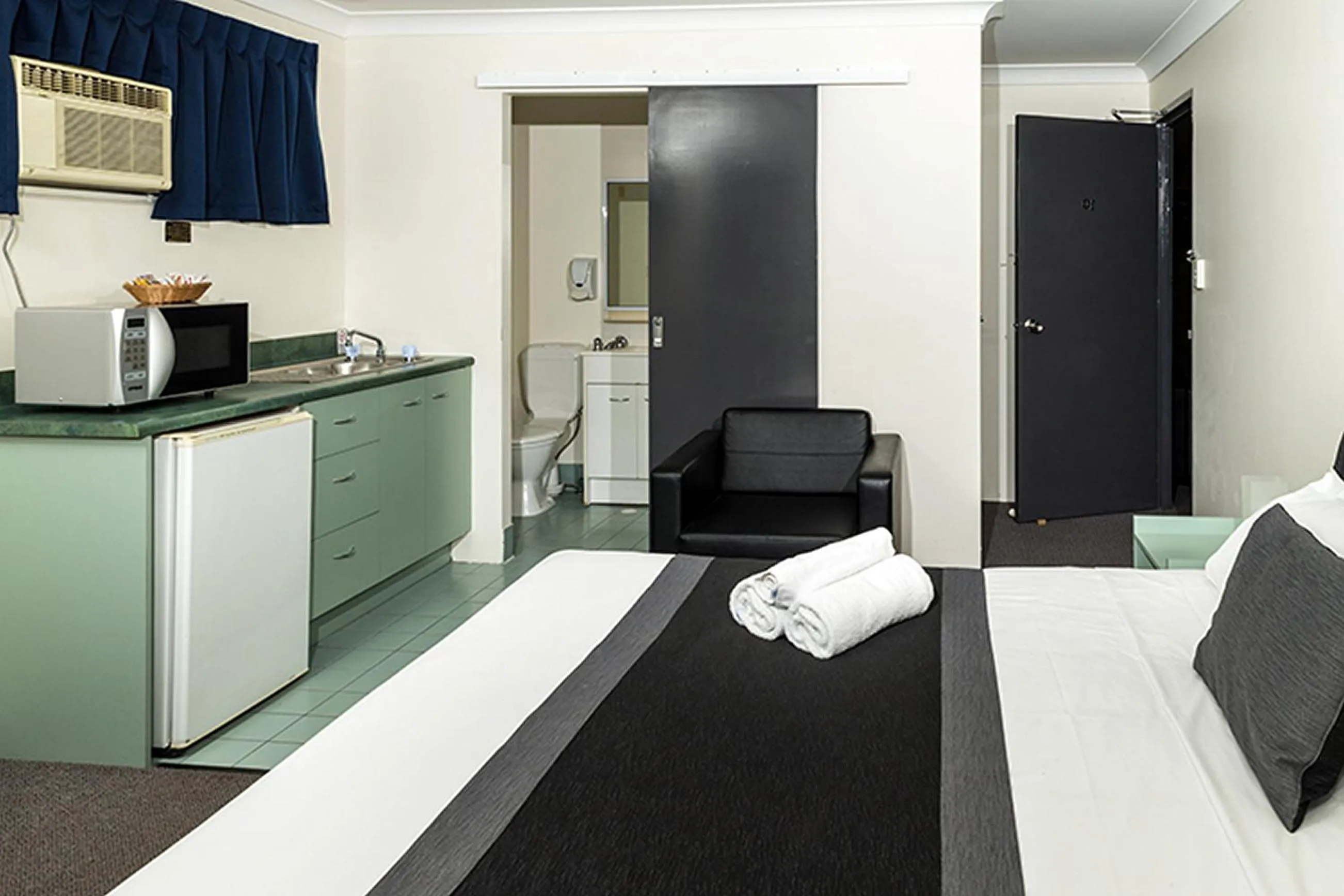 Bathroom, Bed in Chermside Court Motel