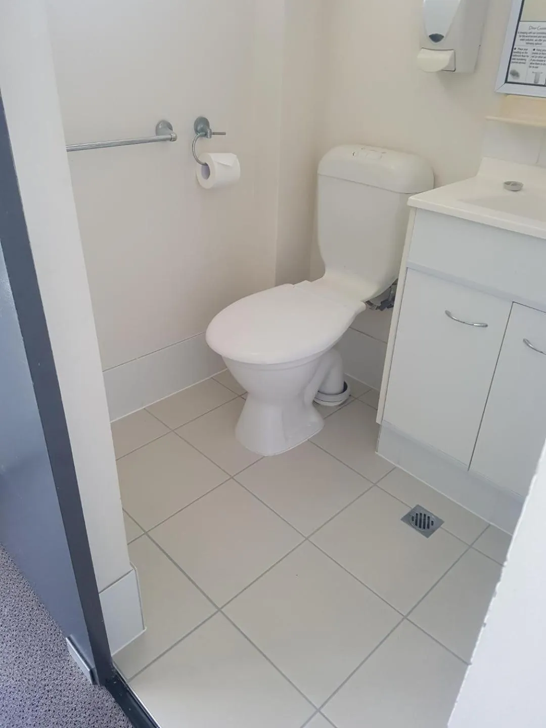 Bathroom in Chermside Court Motel