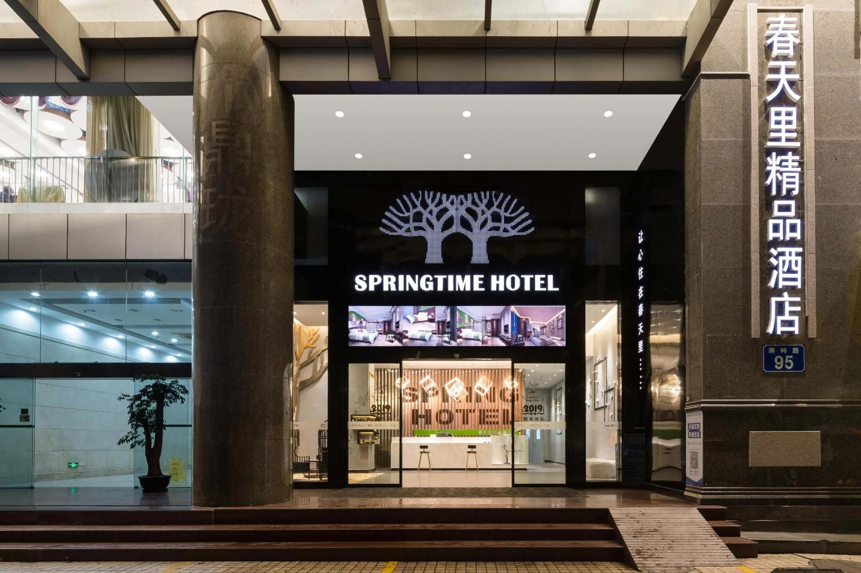 Facade/entrance in Spring Time Hotel