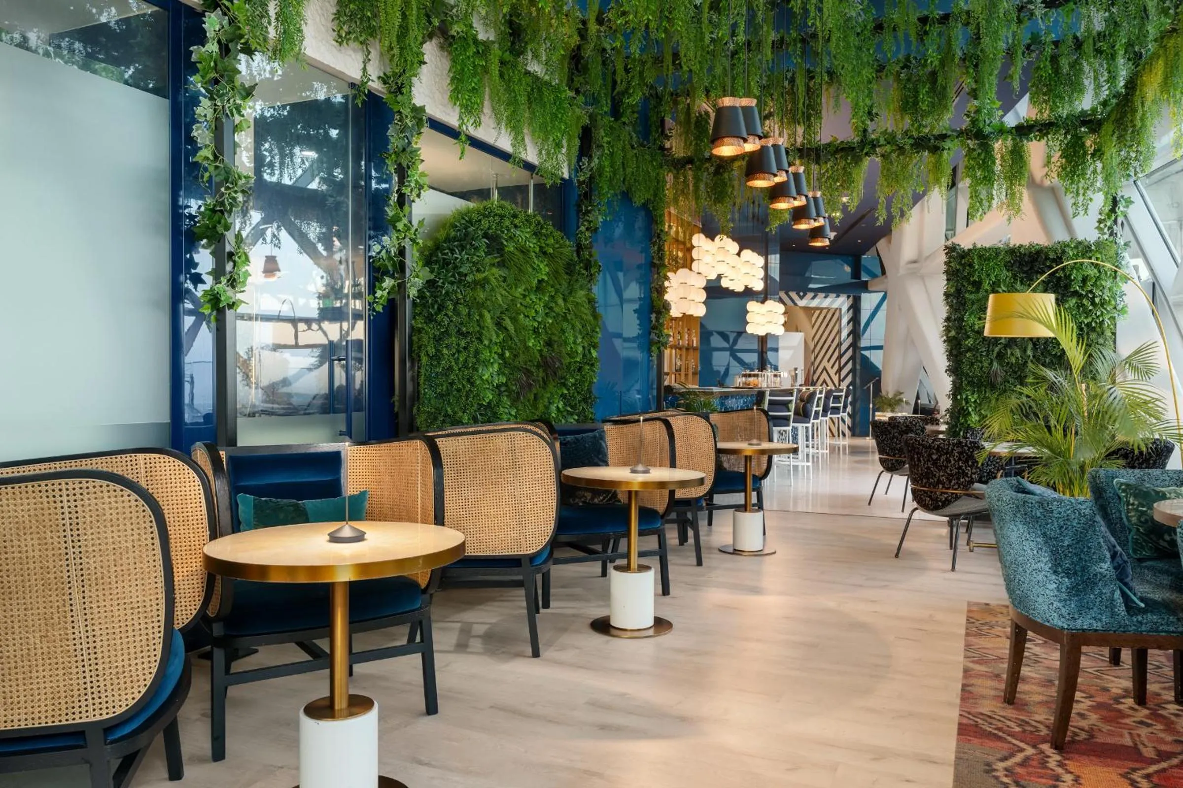 Lounge or bar in Andaz Capital Gate Abu Dhabi, By Hyatt