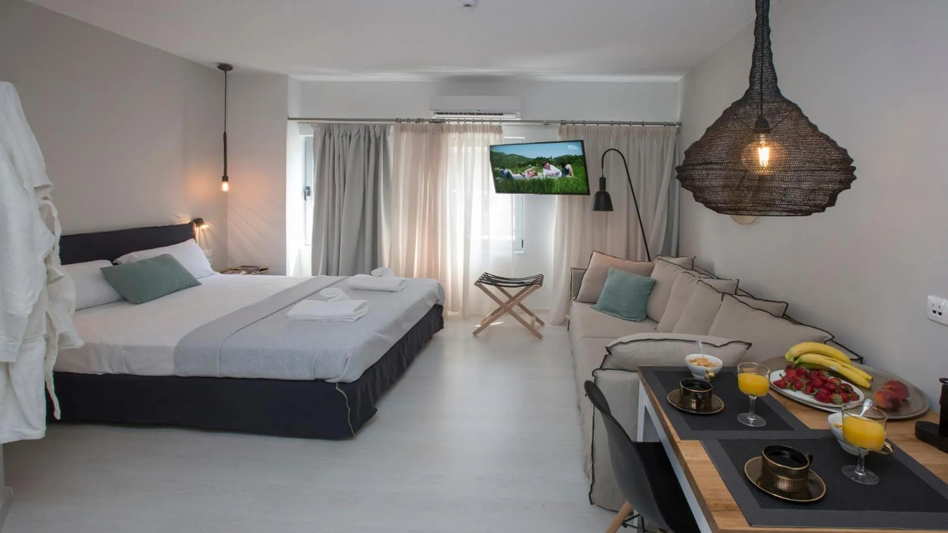 Ermou Stylish Suites by GHH