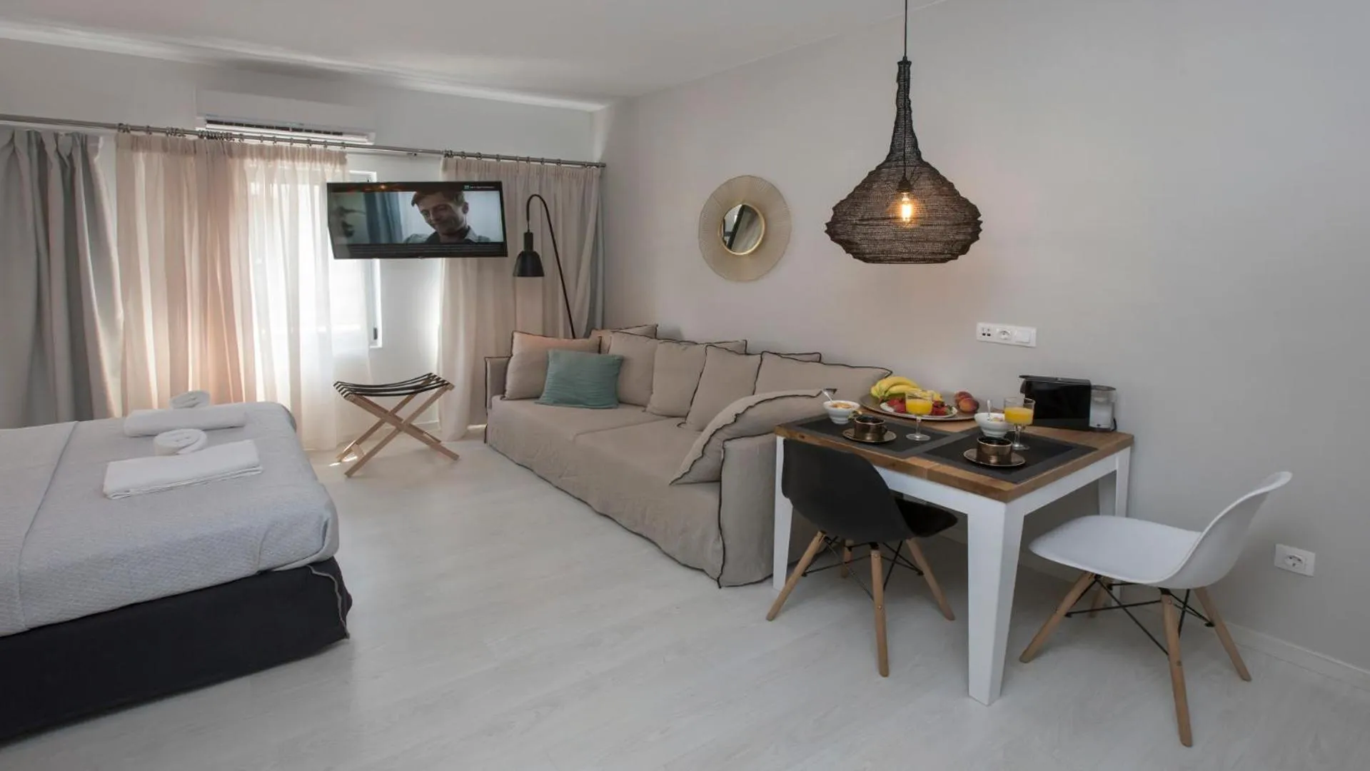 Ermou Stylish Suites by GHH