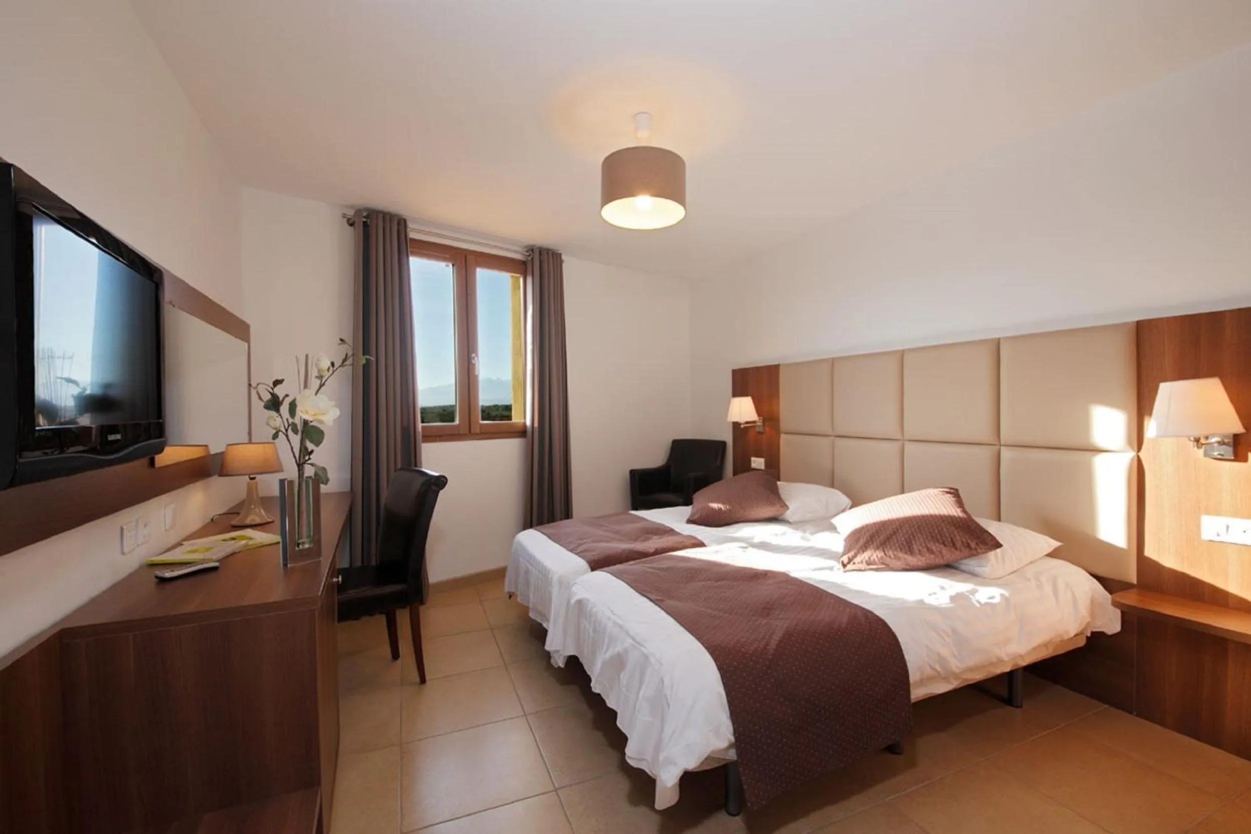 Photo of the whole room, Bed in Logis Hotel Restaurant Le Cara Sol