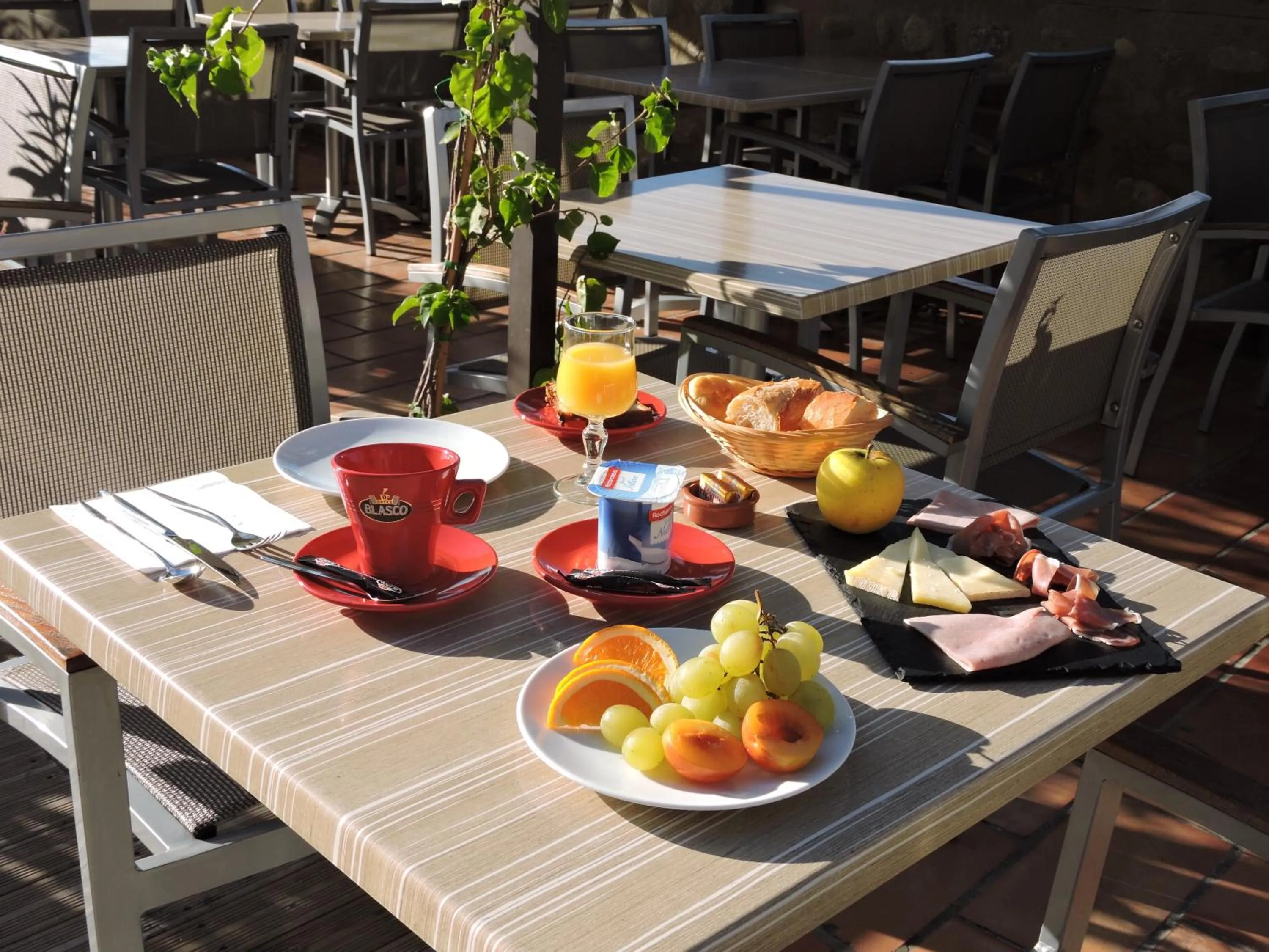 Buffet breakfast in Logis Hotel Restaurant Le Cara Sol