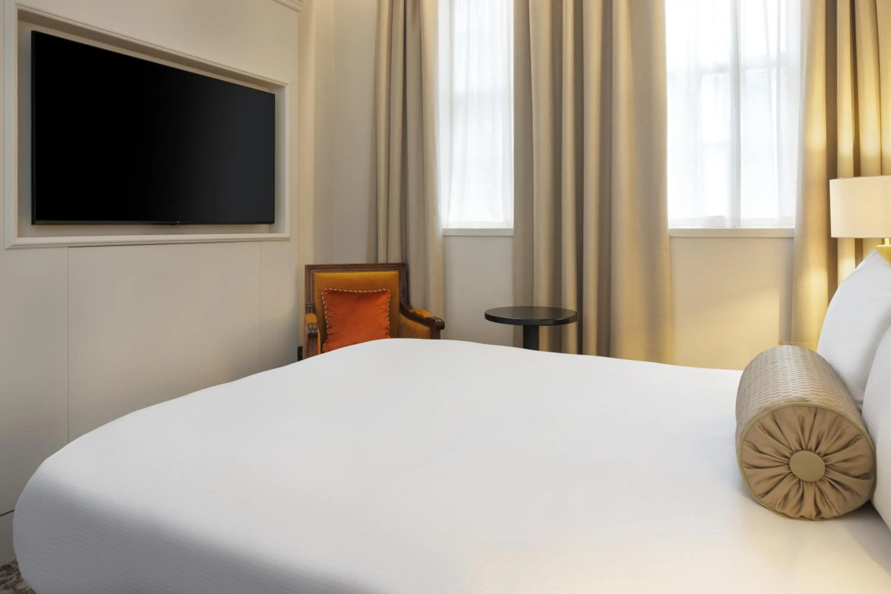 Bed in The Caledonian Edinburgh, Curio Collection by Hilton