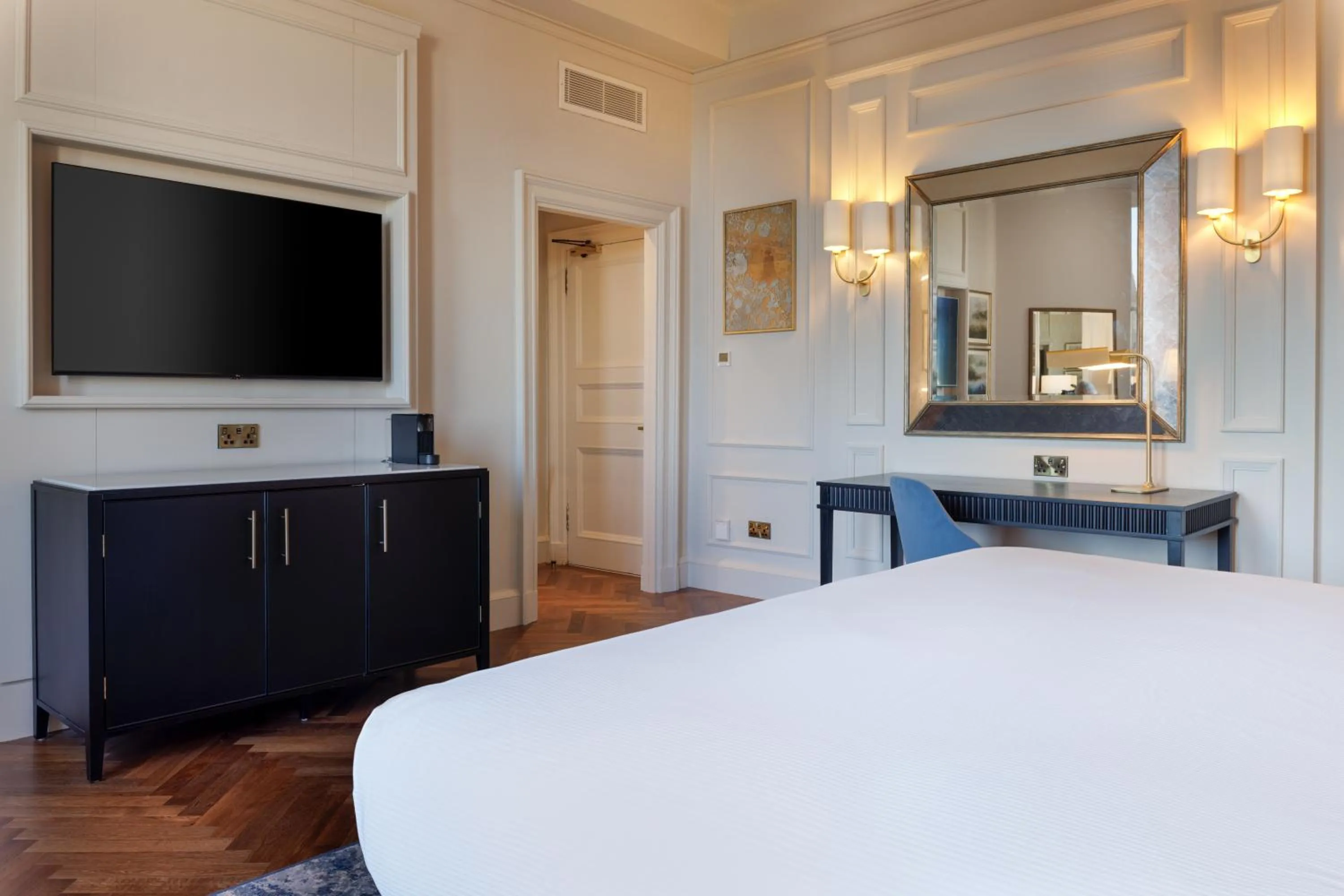 Bed in The Caledonian Edinburgh, Curio Collection by Hilton