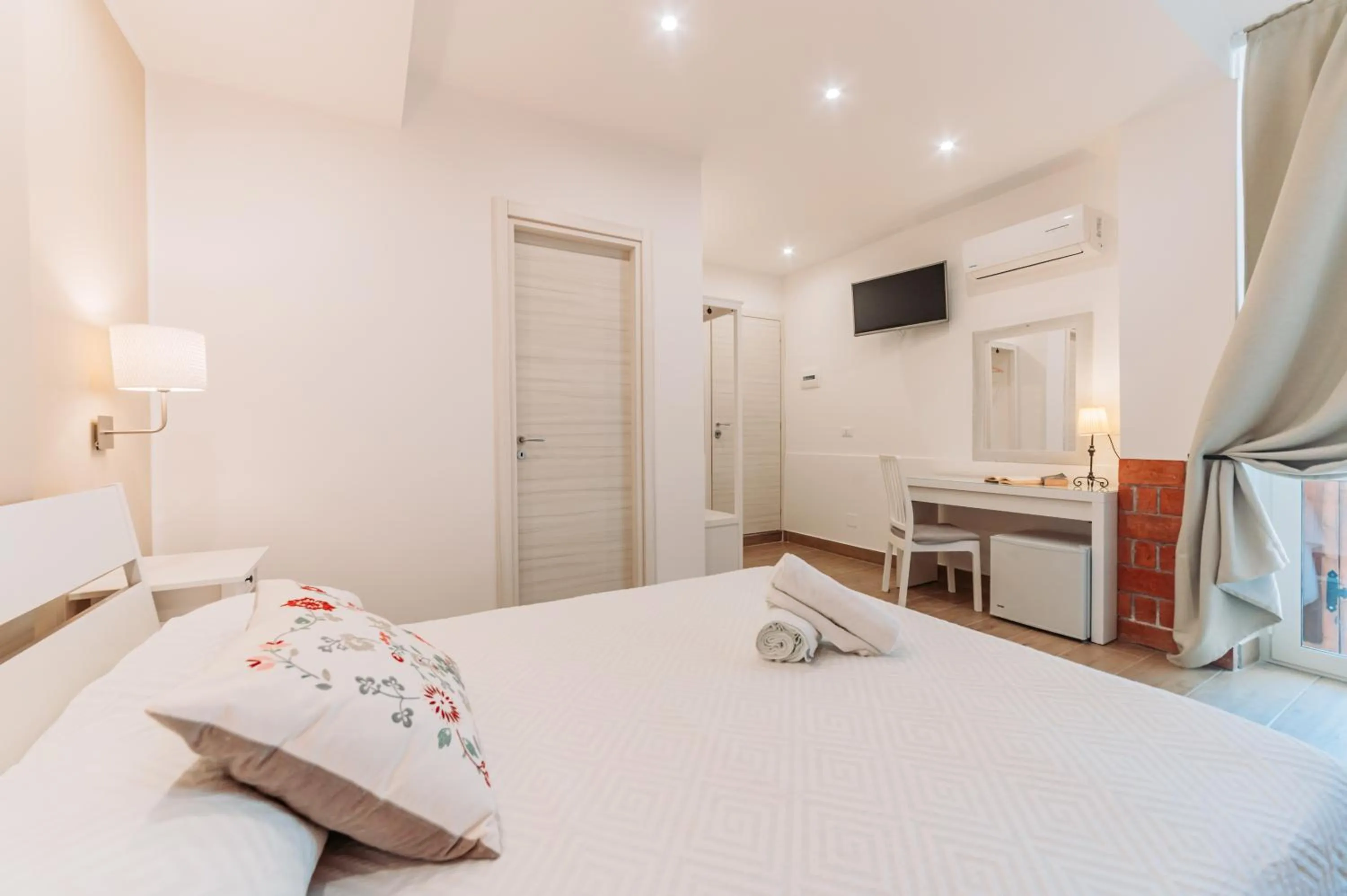 Photo of the whole room, Bed in B&B Casa al Vicolo 2