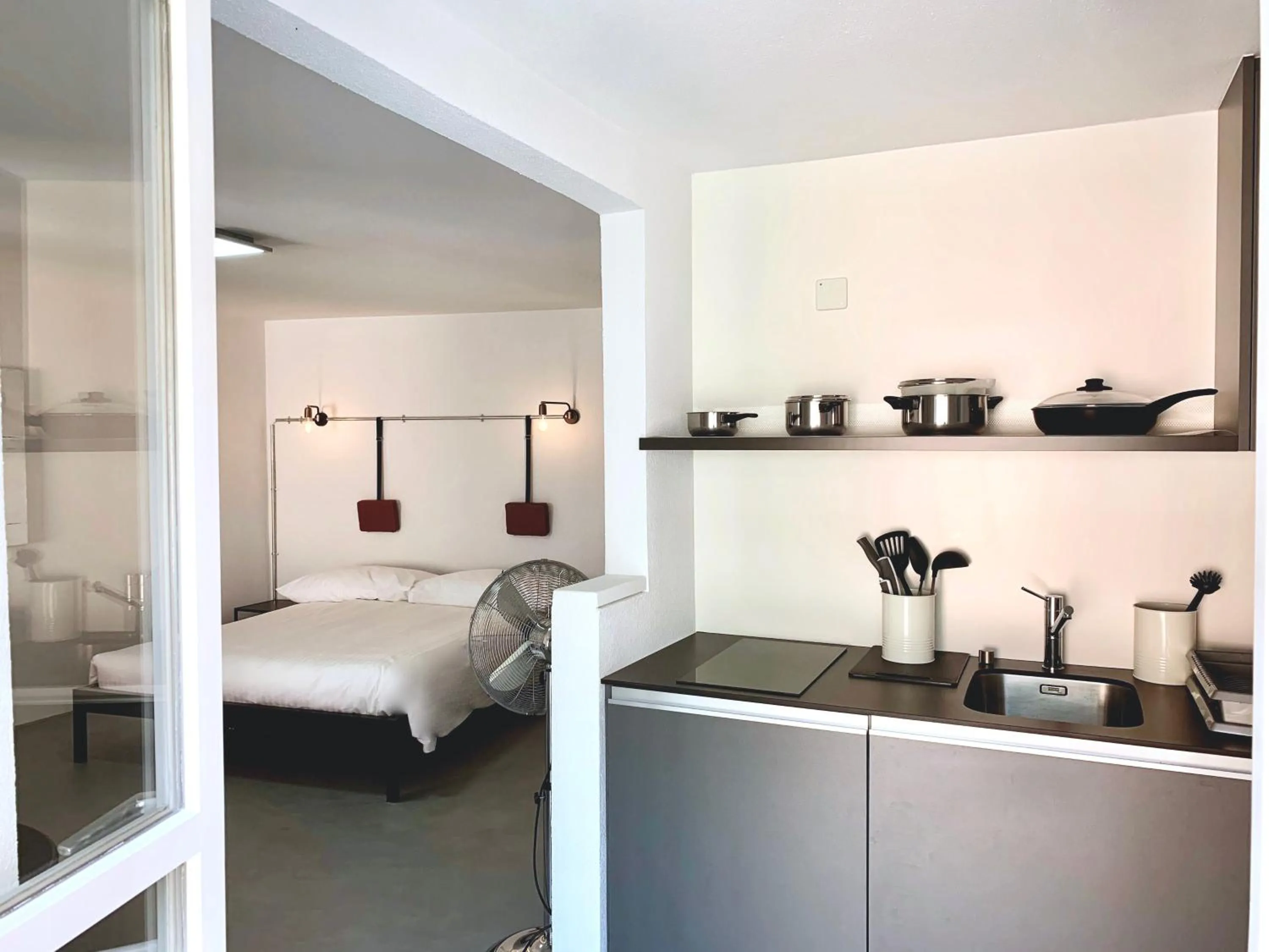 Kitchen or kitchenette, Bed in Great2Stay City Center Apartments Locarno