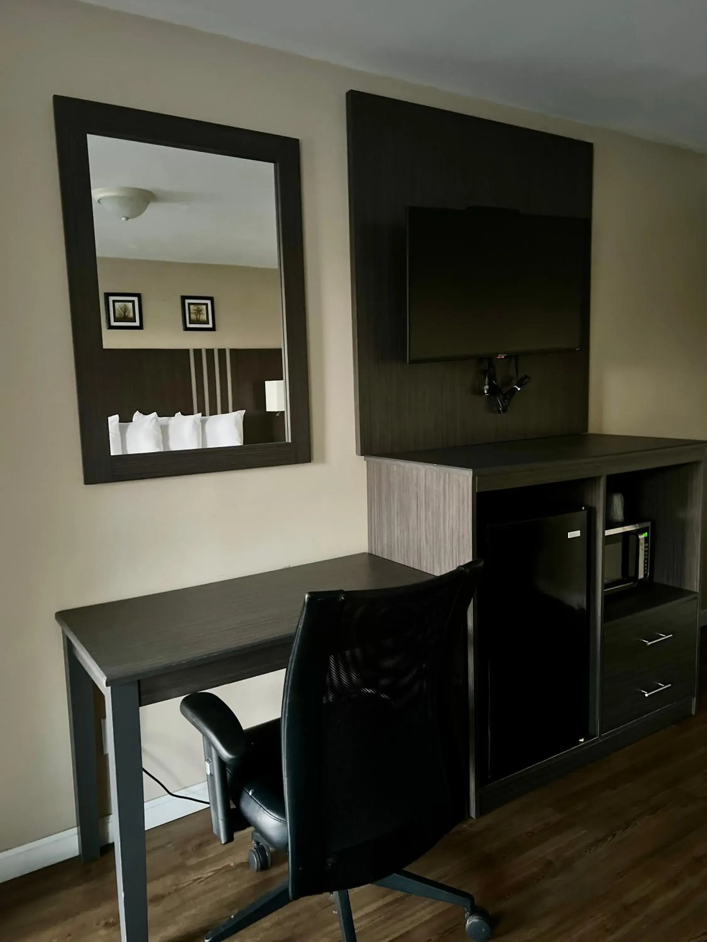 Bedroom in Lake Erie Lodge Bedroom in Lake Erie Lodge