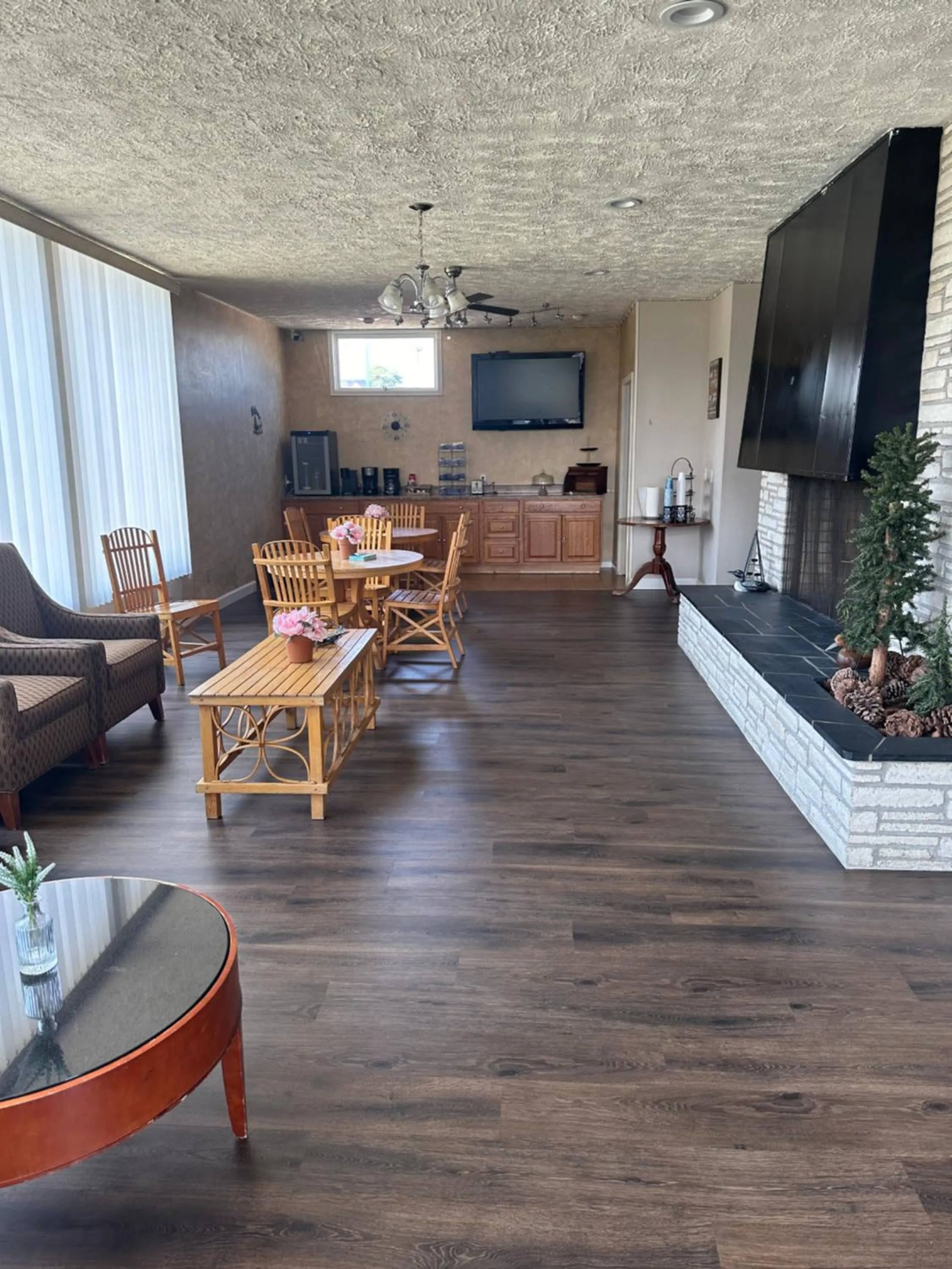 Continental breakfast in Lake Erie Lodge