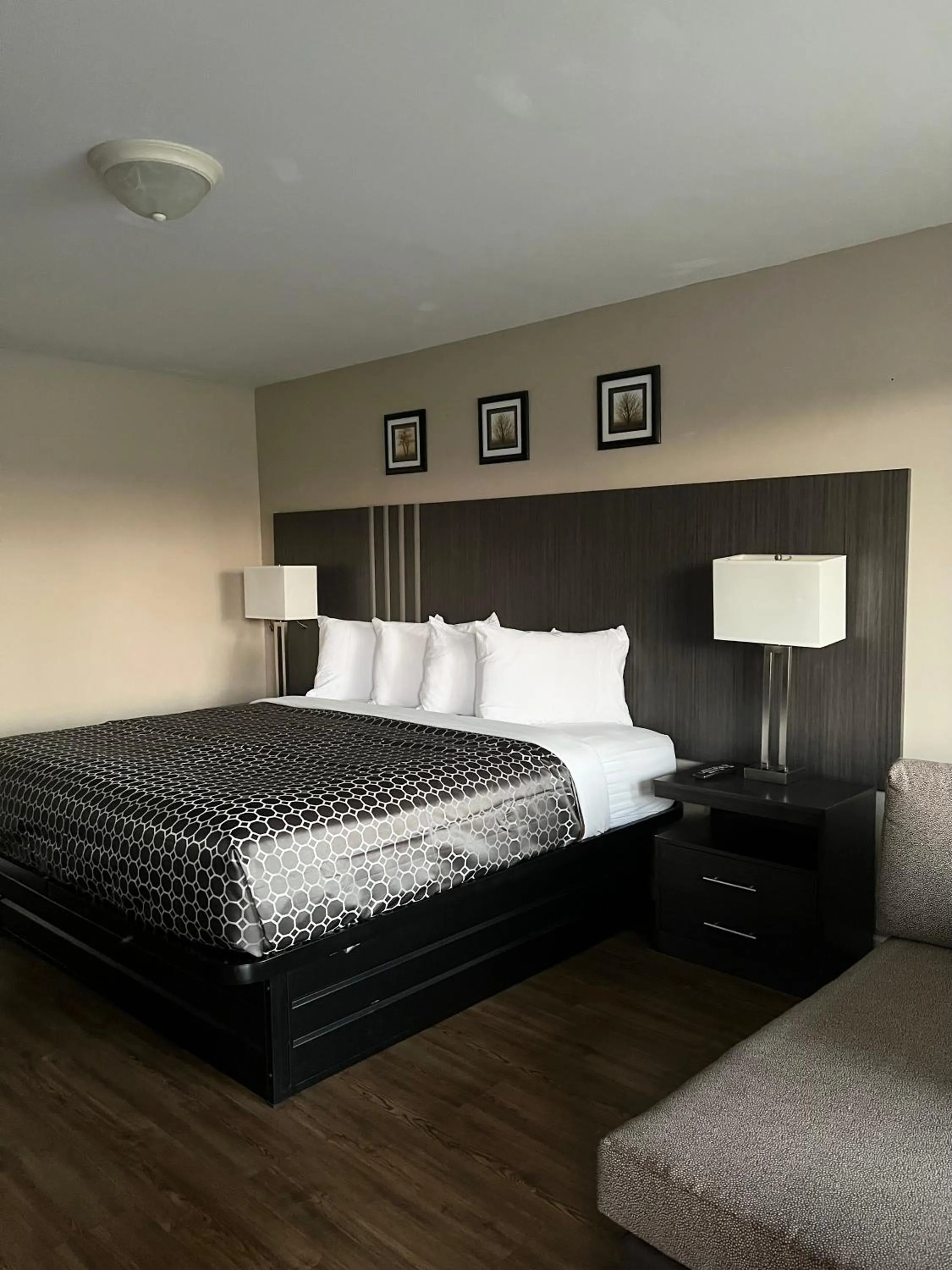 Bedroom, Bed in Lake Erie Lodge