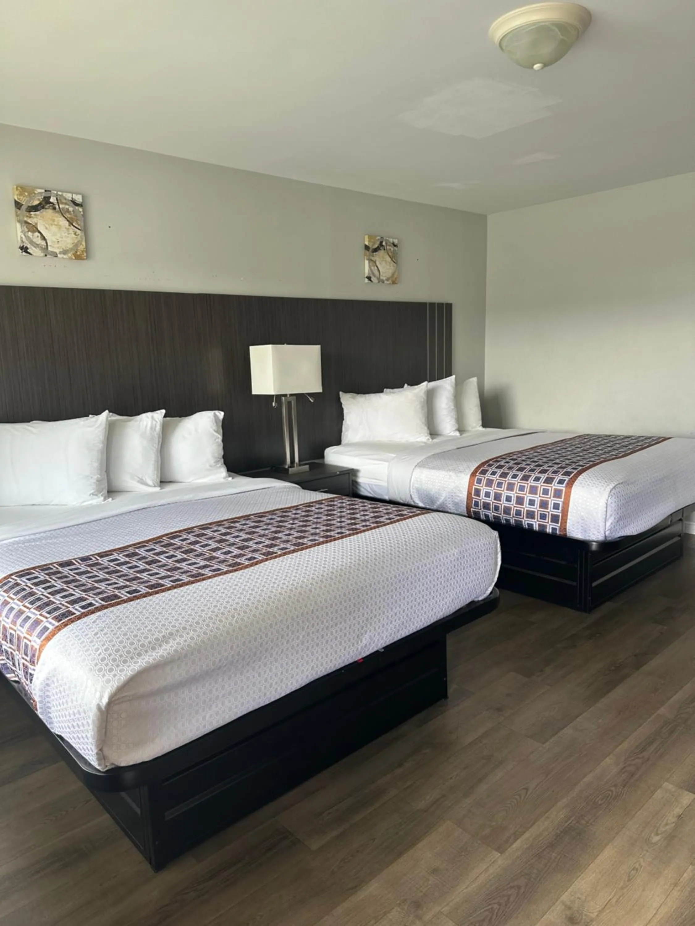 Bedroom, Bed in Lake Erie Lodge