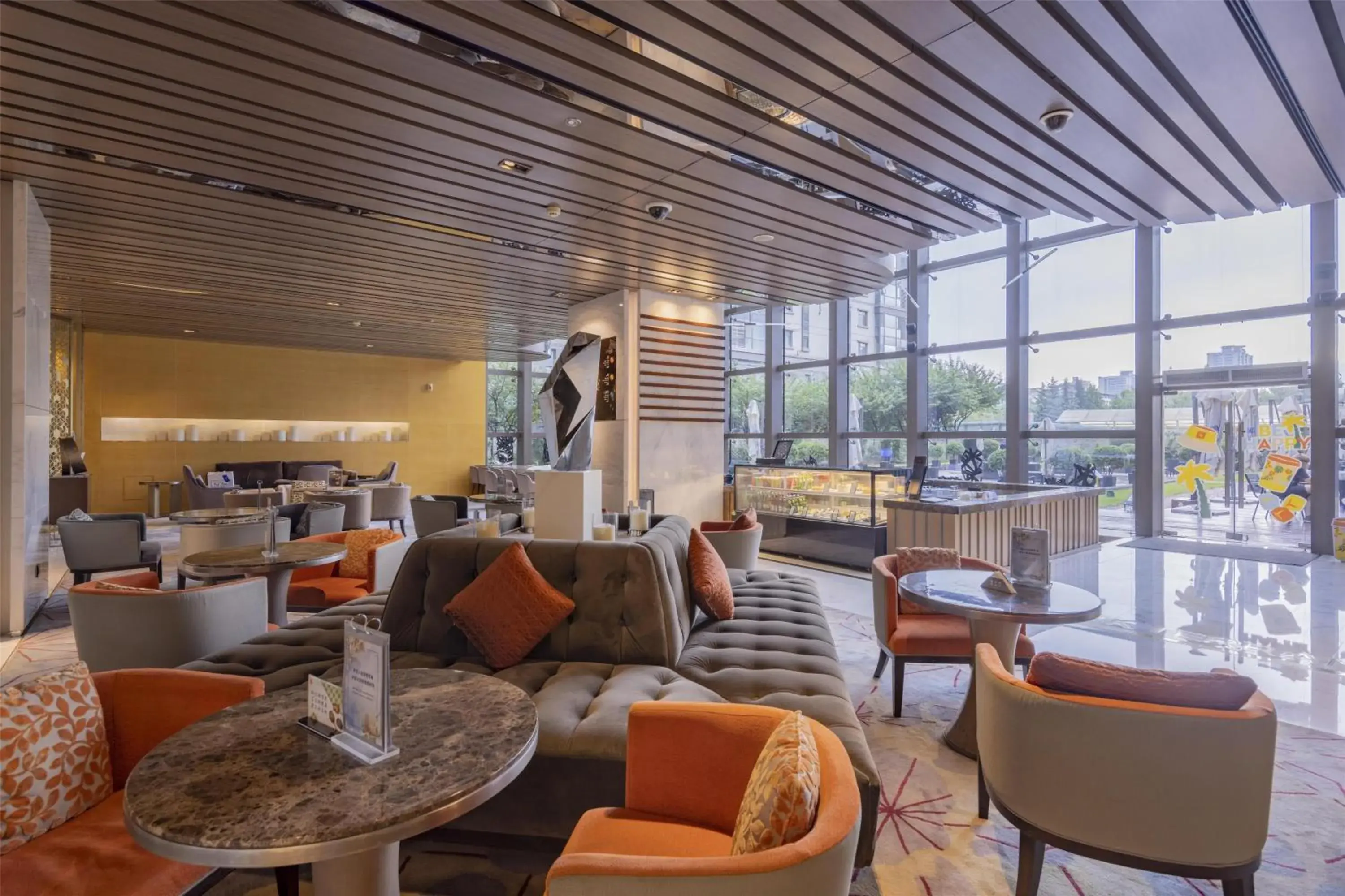 Lounge or bar in Hilton Xi'an High-tech Zone Lounge or bar in Hilton Xi'an High-tech Zone