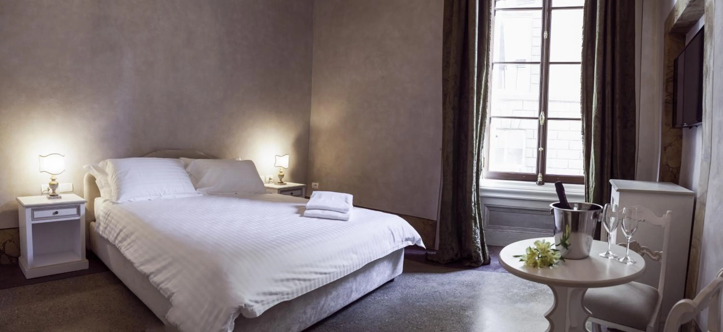 Bed in Palazzo D'Oltrarno - Residenza D'Epoca