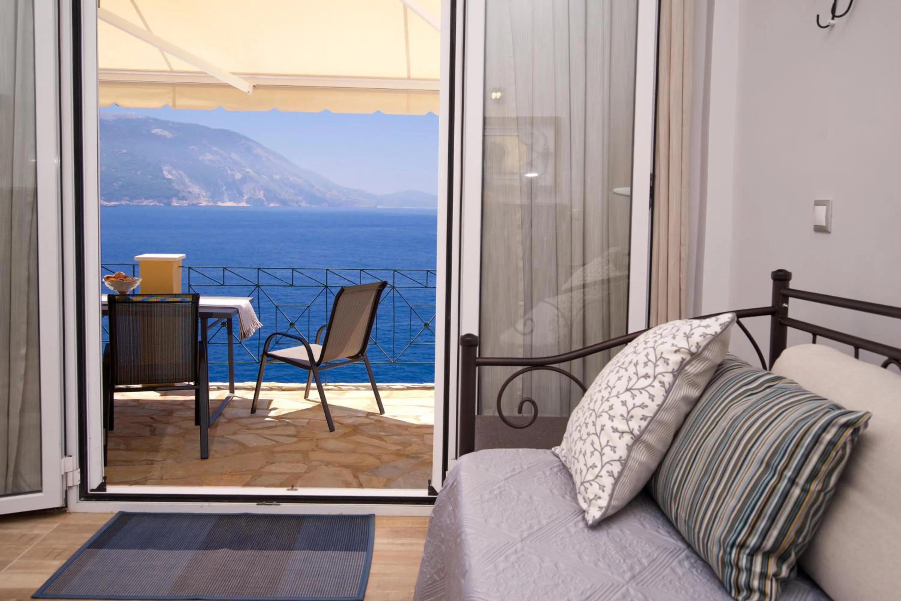Communal lounge/ TV room in Villa Apoplous with pool