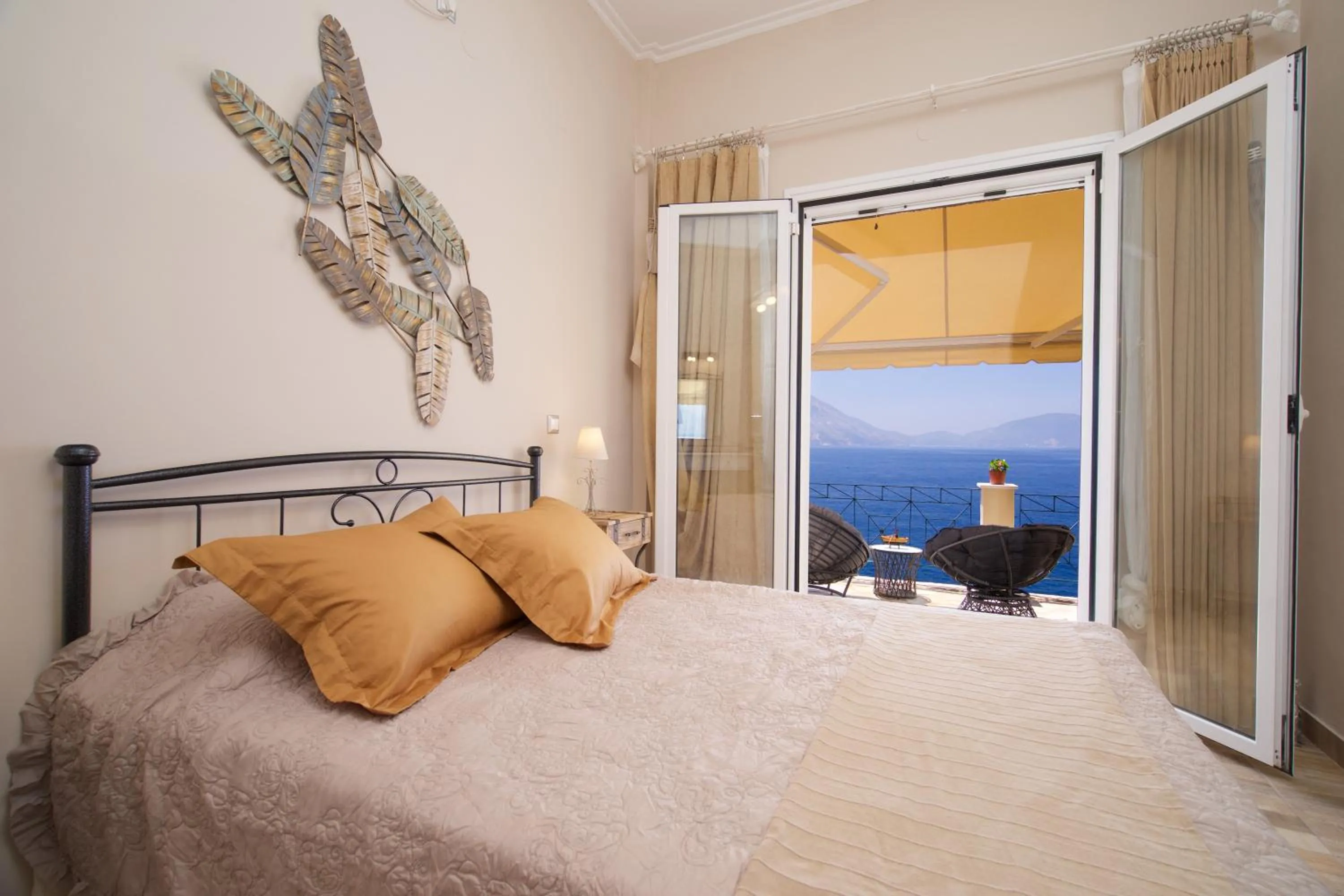 Bed in Villa Apoplous with pool